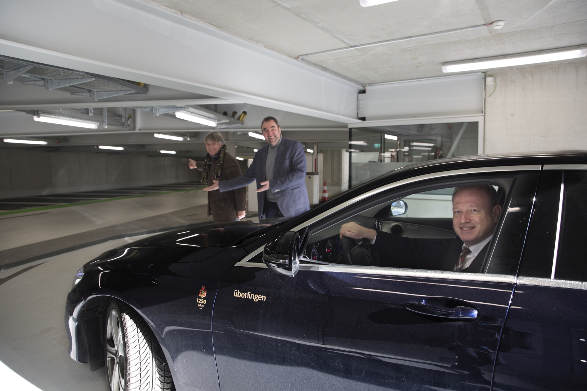 Überlingens Oberbürgermeister Jan Zeitler (im Auto), Swü-Geschäftsführer Norbert Schültke (Mitte) und Therme-Betriebsleiter Peter Koop. Foto: Katrin Zeidler