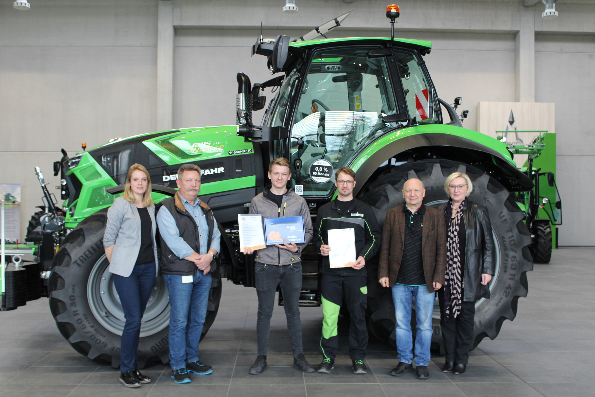 Die BGHM übergibt den Sicherheitspreis an Tino Baumeister. (von links): Isabel Groß (Leiterin Personal), Hermann Roth (Fachkraft für Arbeitssicherheit), Tino Baumeister (Azubi und Gewinner des Sicherheitspreises), Andreas Sporer (Leiter technische Ausbildung), Dr. Andreas Zellner (BGHM), Ute Emsel (BGHM). Foto: SAME DEUTZ-FAHR GmbH