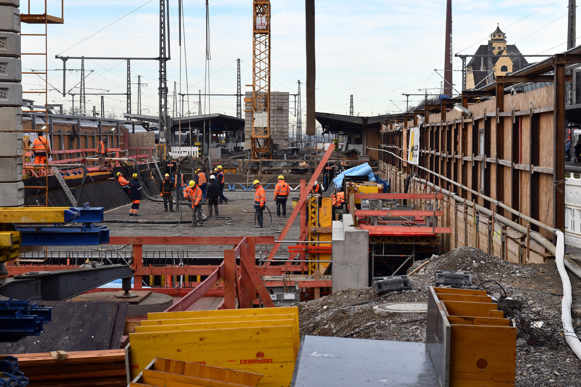 Auf der Westseite des Hauptbahnhofs im Bereich der Personenbahnsteige wird derzeit die Decke der Bahnsteigunterführung unter Gleis 5 und 6 betoniert. Foto: swa / Thomas Hosemann