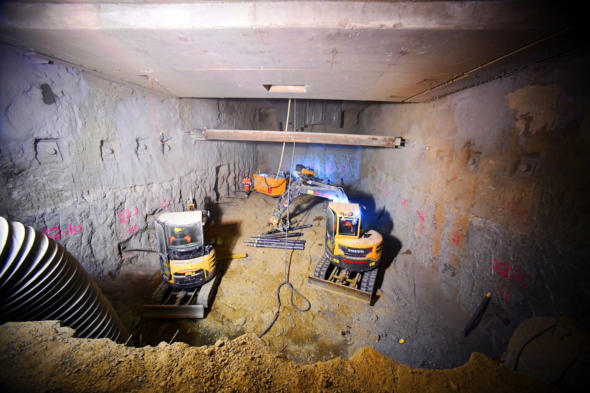 Bis 2020 reicht der Tunnelaushub unter dem Bahnhofsgebäude rund 16 Meter in die Tiefe. Foto: swa / Thomas Hosemann