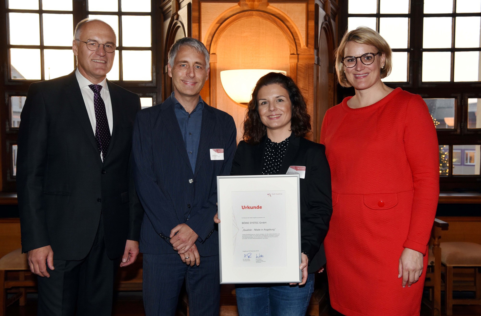 Von links: Oberbürgermeister Kurt Gribl, Böwe Systec Personalleiter Stefan Kooss, Alexandra Stölzle und die Zweite Bürgermeisterin der Stadt Augsburg Eva Weber. Foto: Ruth Plössel/Stadt Augsburg