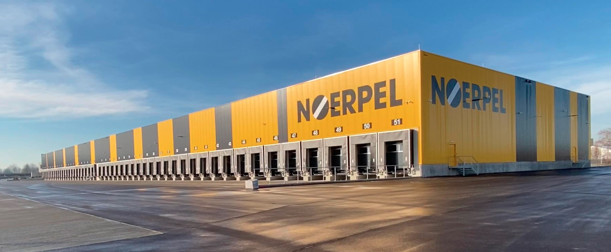 Die Noerpel-Gruppe bezog im bayerischen Odelzhausen ein rund 12.000 Quadratmeter großes Speditionsterminal. Foto: Rapp Architekten Ulm