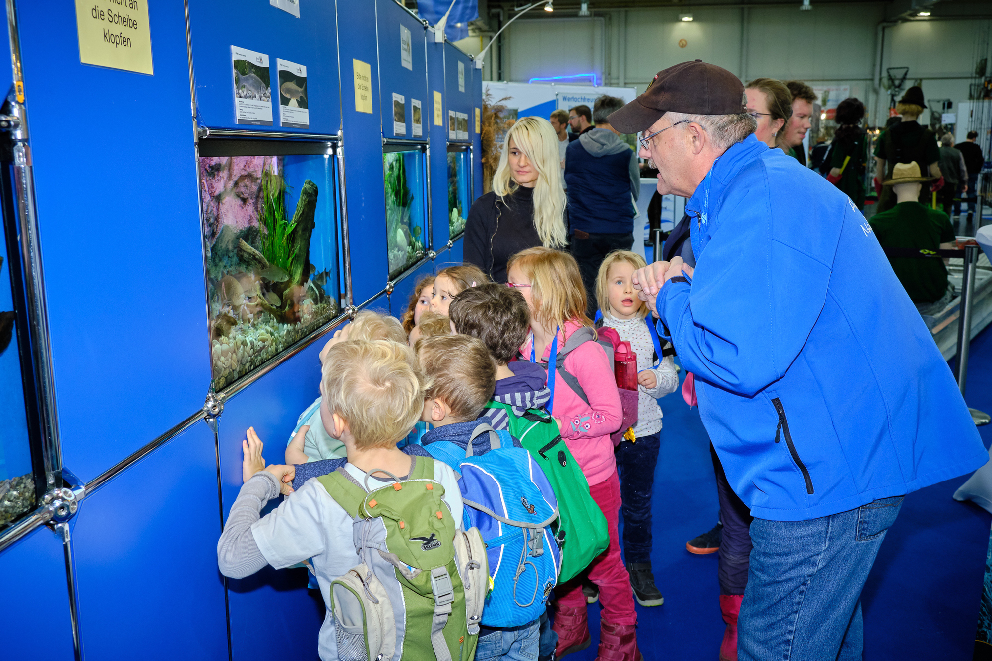 Besonders Kinder sind von den Aquarien auf der Messe „Jagen und Fischen“ begeistert. Foto: Rainer Nitsche/ FV Schwaben