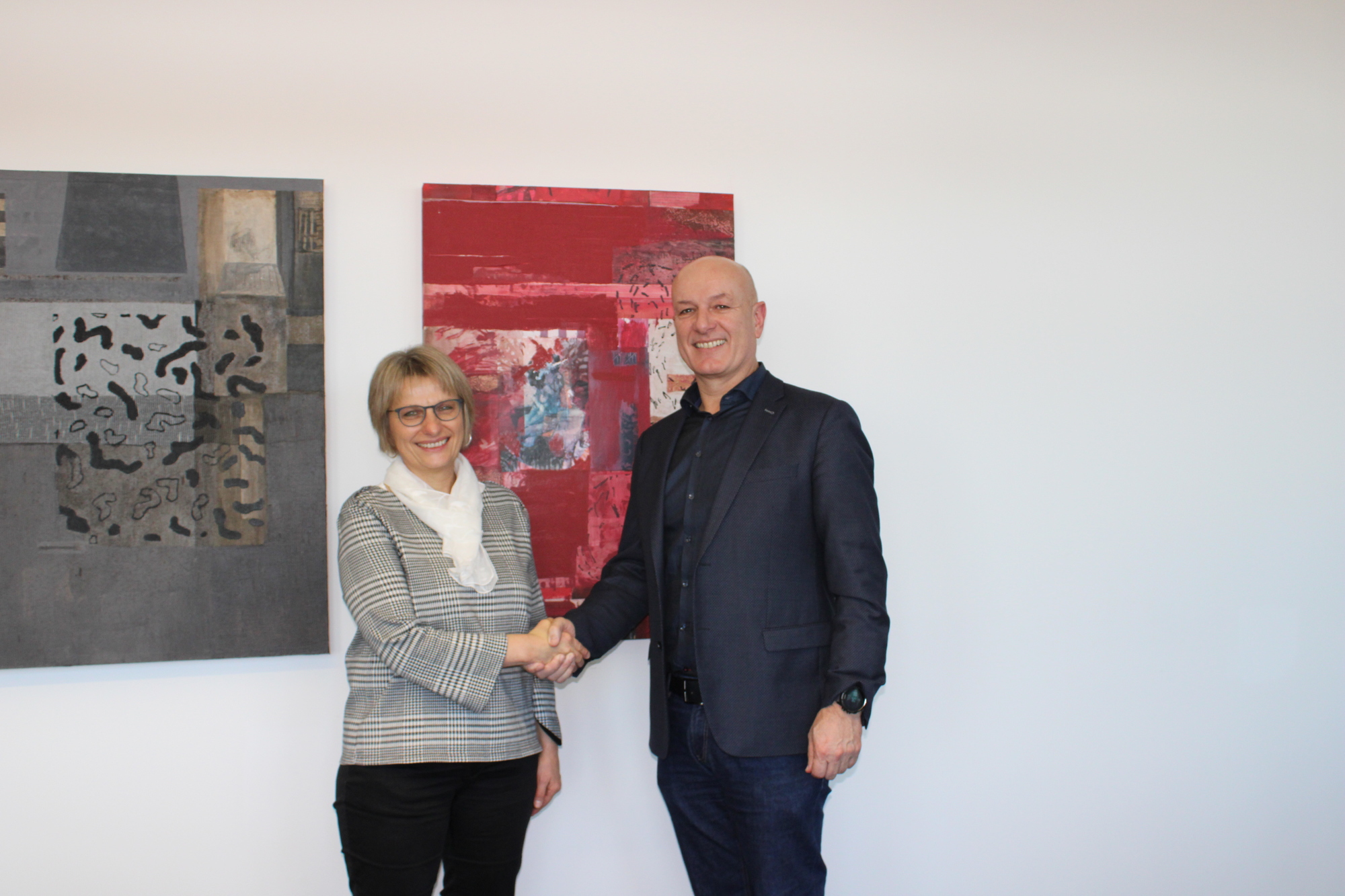 Isolde Gröber vom  „Bunten Kreis“ und Geschäftsführer Elmar Wild der Max Wild GmbH bei der Spendenübergabe. Foto: Max Wild GmbH