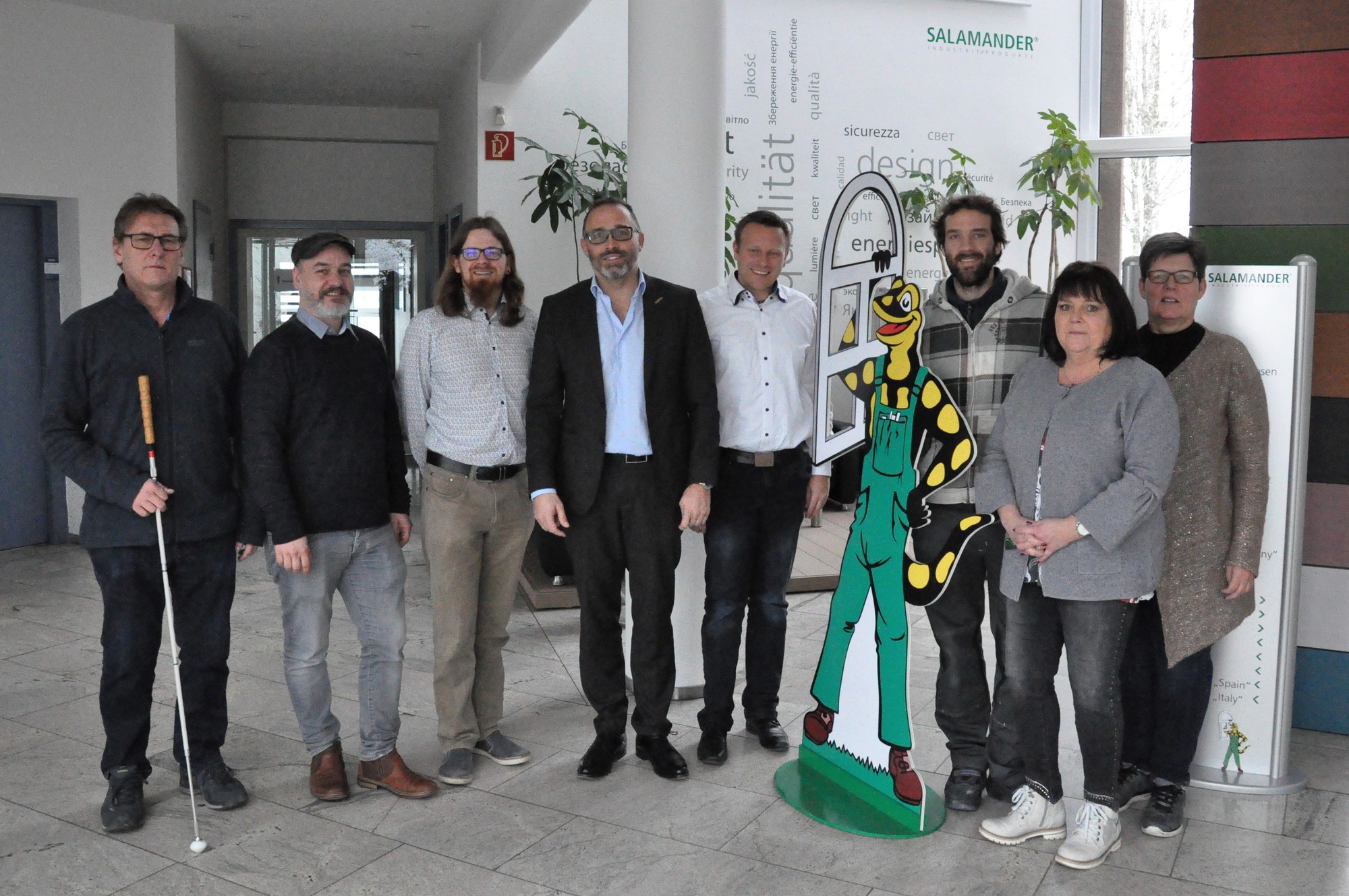 Der CDO von Salamander, Till Schmiedeknecht (vierter von links), mit den Salamander Tarifkommissionen nach Abschluss der Verhandlungen. Foto: SIP