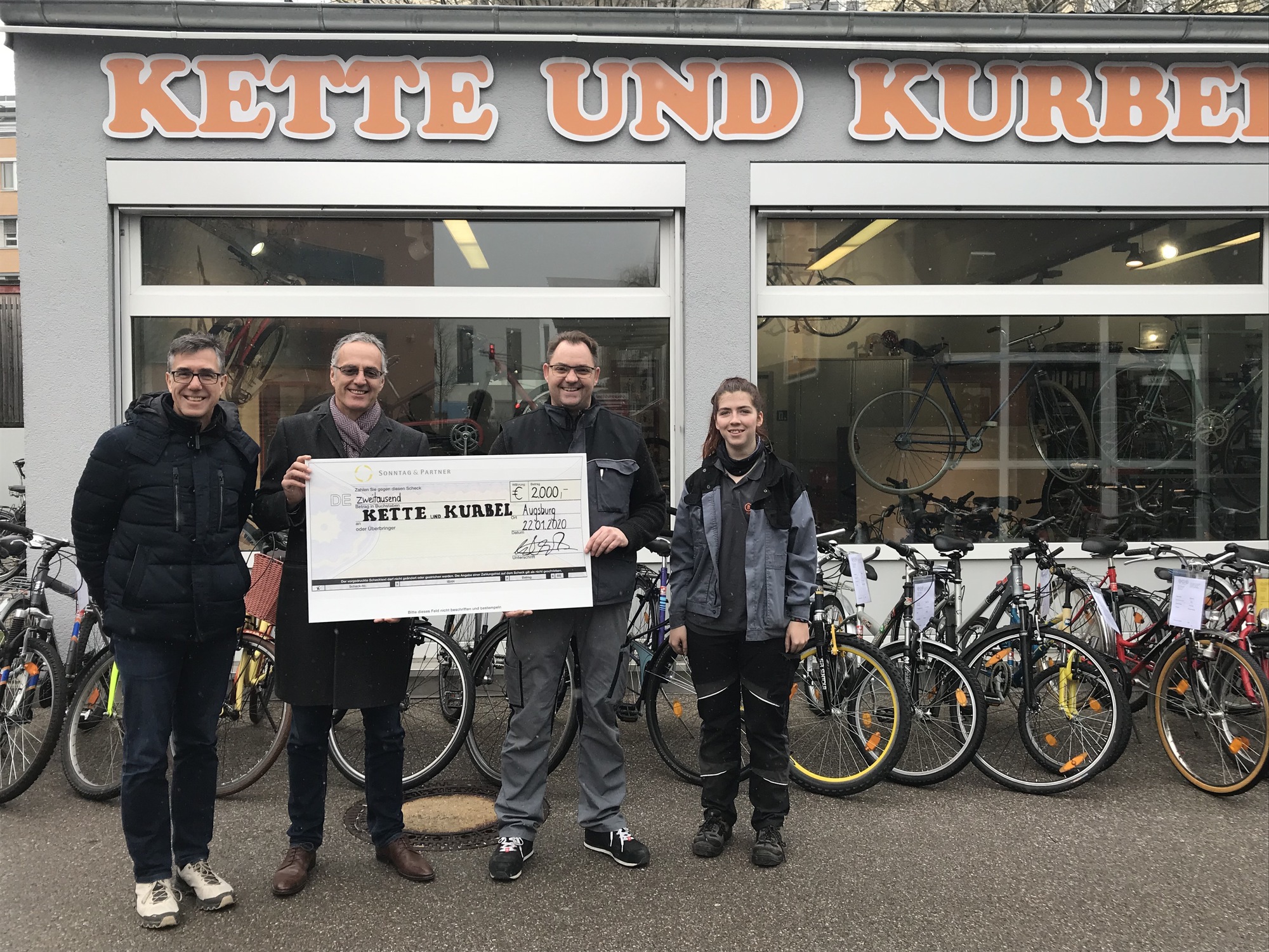 Die Kanzlei Sonntag &amp; Partner übergab einen Scheck über 2.000 Euro an das Projekt Kette und Kurbel. Foto: Sonntag &amp; Partner