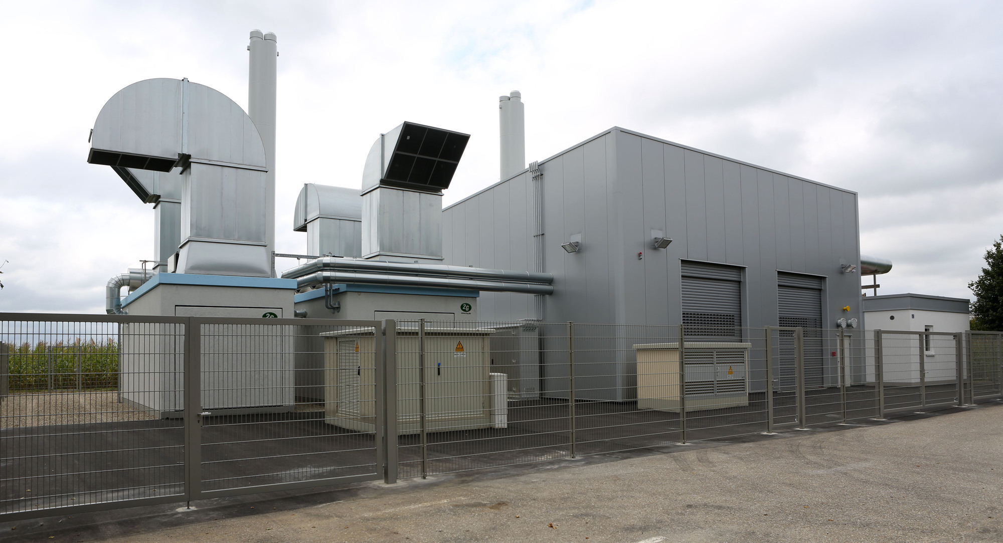 Die Heizzentrale von WVS versorgt den Dehner-Stammsitz bereits seit 2014 mit Wärme und Strom – nun wurden weitere Gebäude ans Wärmenetz angeschlossen. Foto: Michael Hochgemuth/LEW