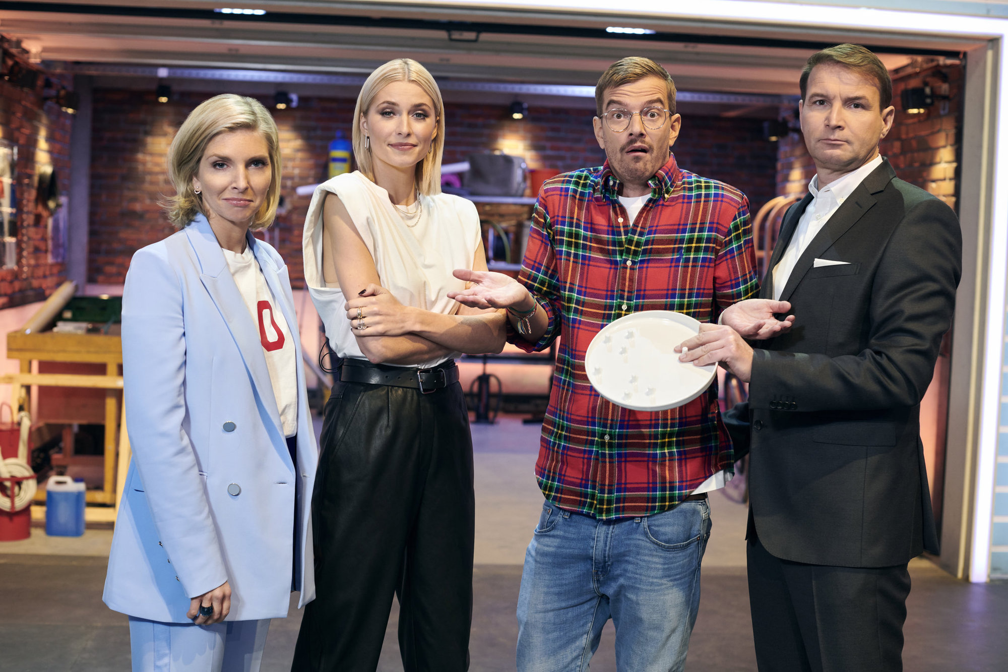 Die Jury von „Das Ding des Jahres 2020“ mit dem Einhandteller. Foto: ProSieben/Willi Weber