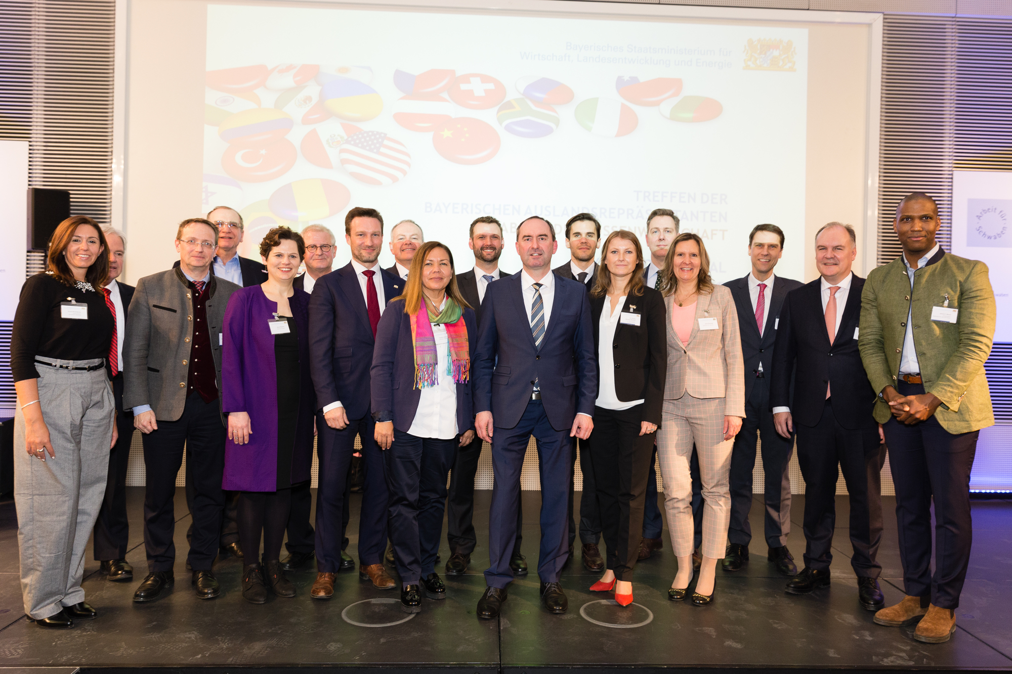 Gruppenfoto von Staatsminister Hubert Aiwanger mit den bayerischen Auslandsrepräsentanten. Foto: Bayern International/L. Eckert