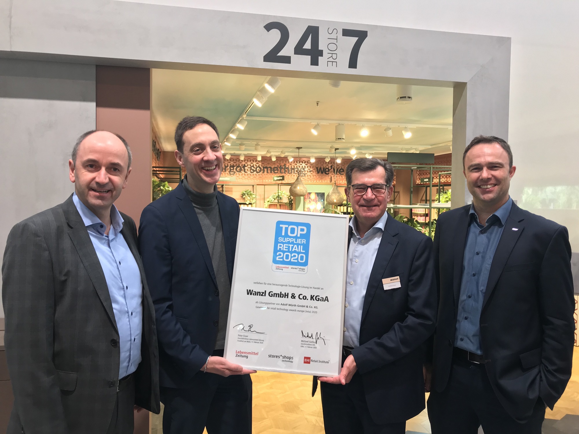 Von links: Bernd Renzhofer (Geschäftsführer Vertrieb, Wanzl), Daniel Ochs (Lebensmittelzeitung), Gottfried Wanzl (Aufsichtsratsvorsitzender, Wanzl) und Andreas Starzmann (Director Digital Office, Wanzl). Foto: Wanzl
