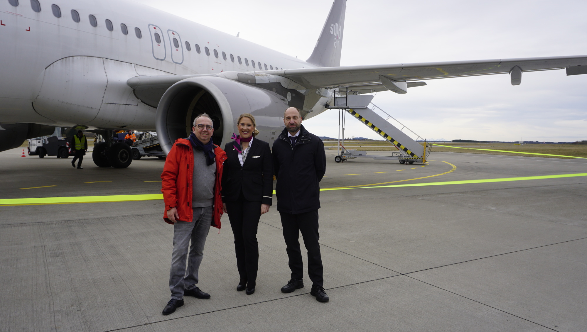 Vor dem Start in den hohen Norden: Klaus Daccache (links), Verkaufsleiter bei Globalis, und Crew-Mitglieder. Bild: Allgäu Airport