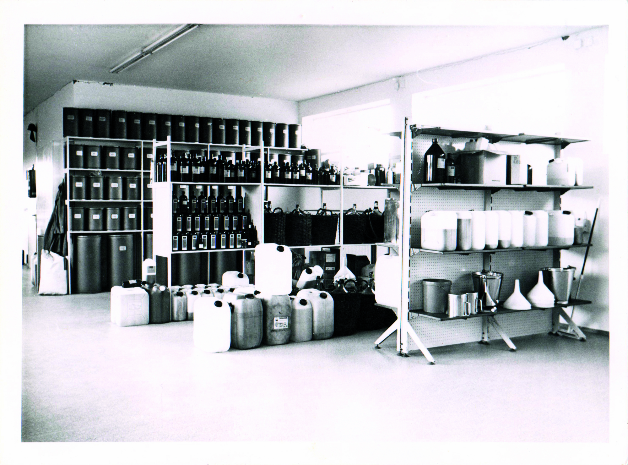 1970er Jahre. Die steigende Anzahl an Rezepturen macht größere Lagerräume nötig. Foto: Destilla