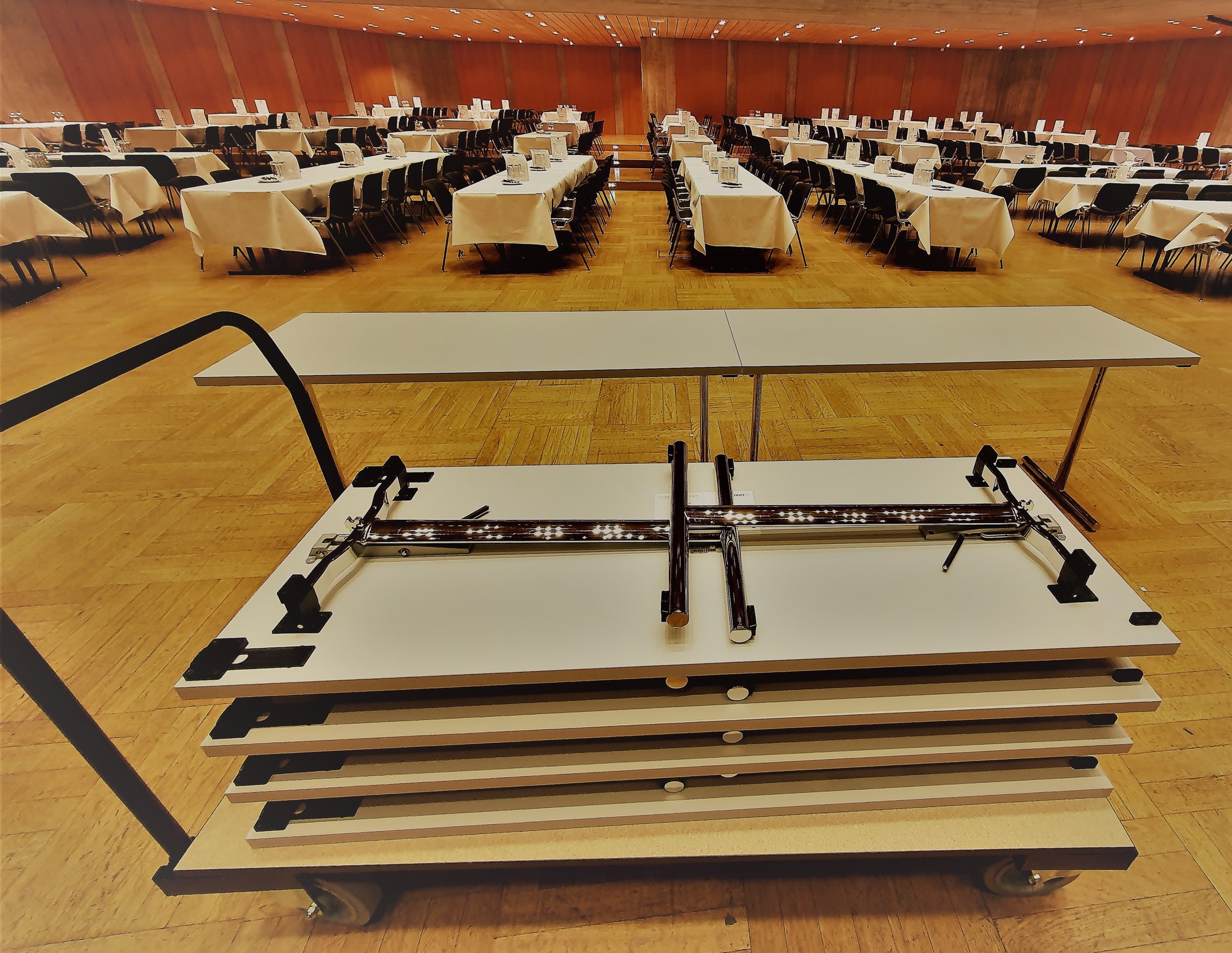 So sehen die 500 neuen Tagungstische im Kongress am Park aus. Foto: Kongress am Park Betriebs-GmbH