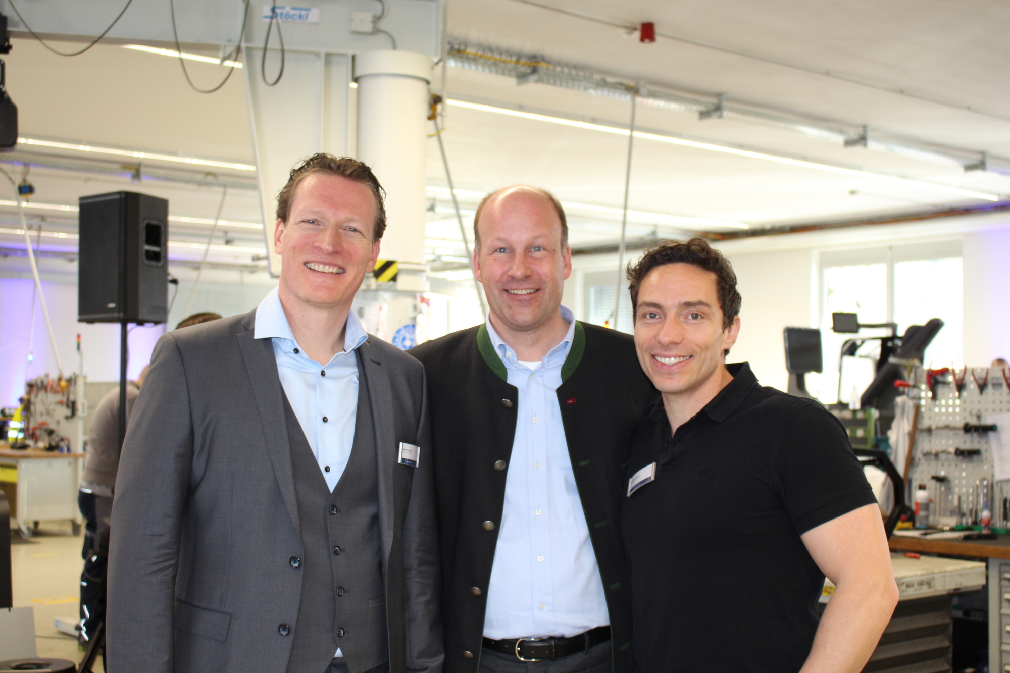 Bernd Reichle, CEO der milon industries GmbH, Landrat Martin Sailer und five Gründer Wolf Harwath, der seit 2020 gleichberechtigter Geschäftsführer ist. Foto: Laura Cedrone/ B4B WIRTSCHAFTSLEBEN SCHWABEN
