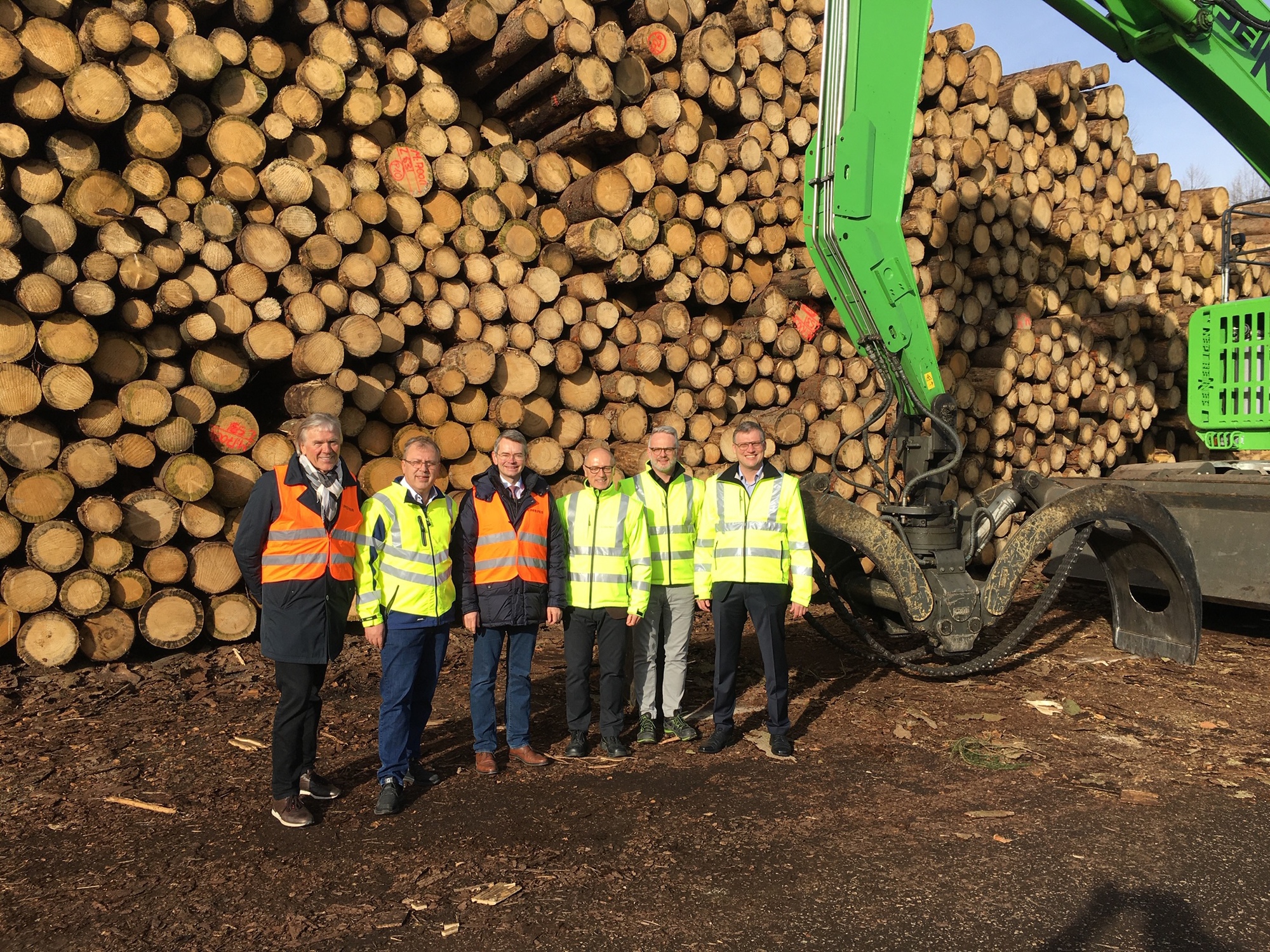 Von links: Hans Lotterschmid (Bürgermeister Kühbach), Herbert Stöckl (Leiter Logistik der Pfeifer Holz GmbH), Peter Tomaschko (Abgeordneter im Bayerischen Landtag), Gernot Hormeß (Geschäftsführer Pfeifer Holz GmbH), Uwe Herold (Werksleiter Unterbernbach) und Gerhard Reindl (stv. Leiter Logistik der Pfeifer Holz GmbH) bei Pfeifer Holz in Unterbernbach. Foto: Lars Wegmann