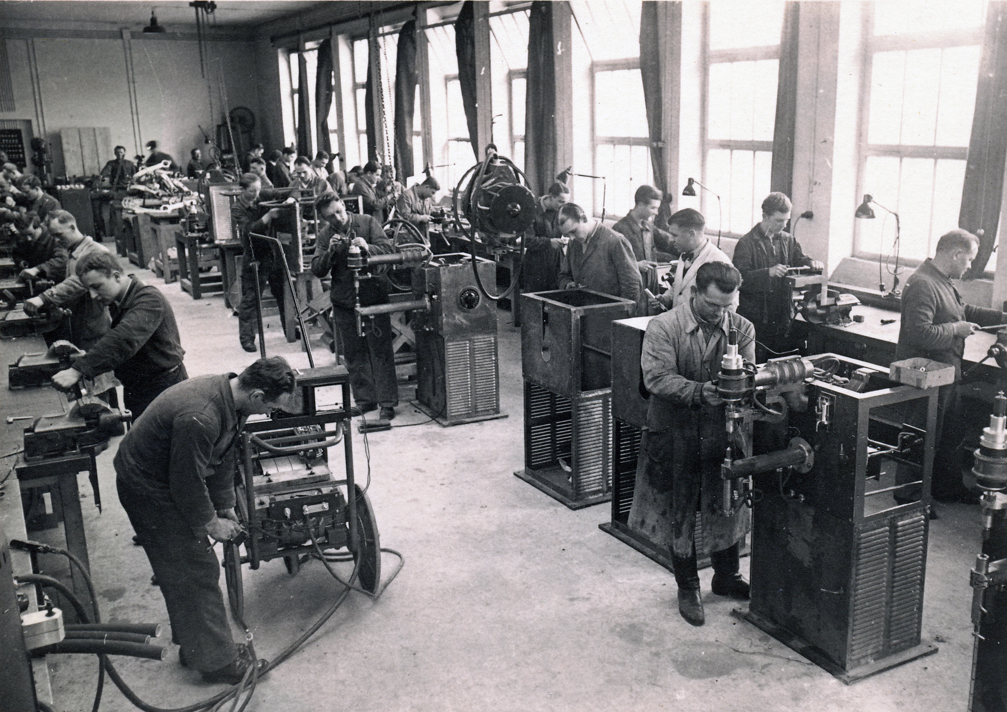 KUKA Elektroschweißgeräte Werkstatt (1948). Foto: KUKA