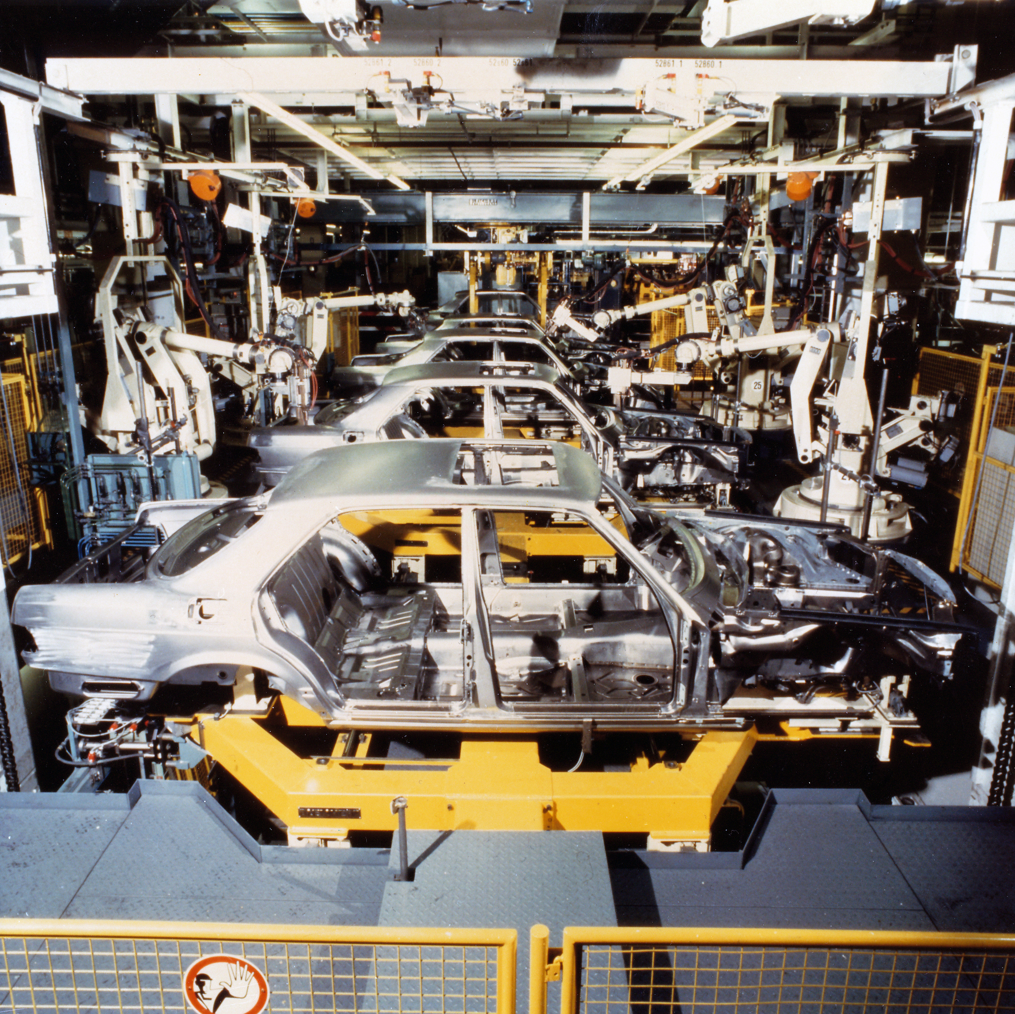 Die ersten KUKA Industrieroboter (IR601,60) bei Daimler-Benz (1978). Foto: KUKA