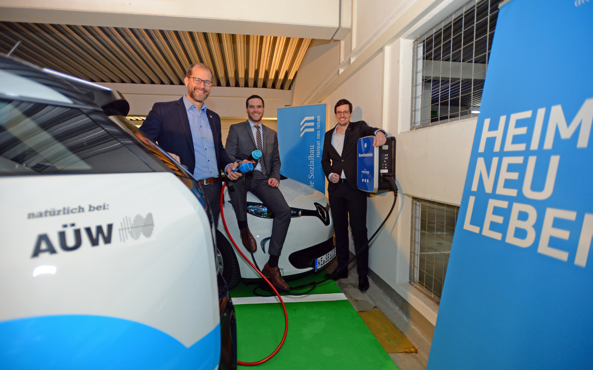 Von links: Stefan Keppeler vom Allgäuer Überlandwerk (AÜW), Martin Langenmaier und Peter Mair von der Sozialbau. Foto: Sozialbau Kempten