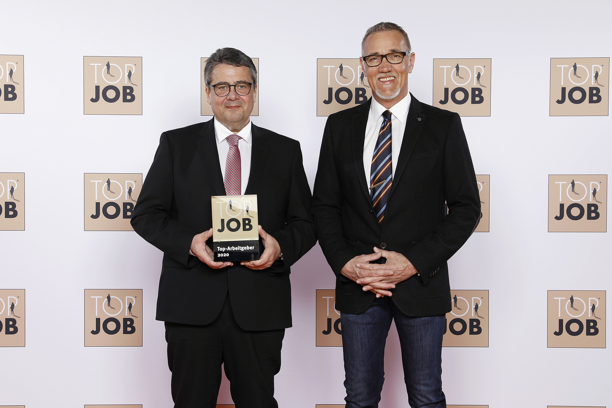 Sigmar Gabriel (Top Job-Schirmherr) und Edwin Münsch (Filgis-Geschäftsführer) bei der Preisverleihung in Berlin. Foto: zeag GmbH