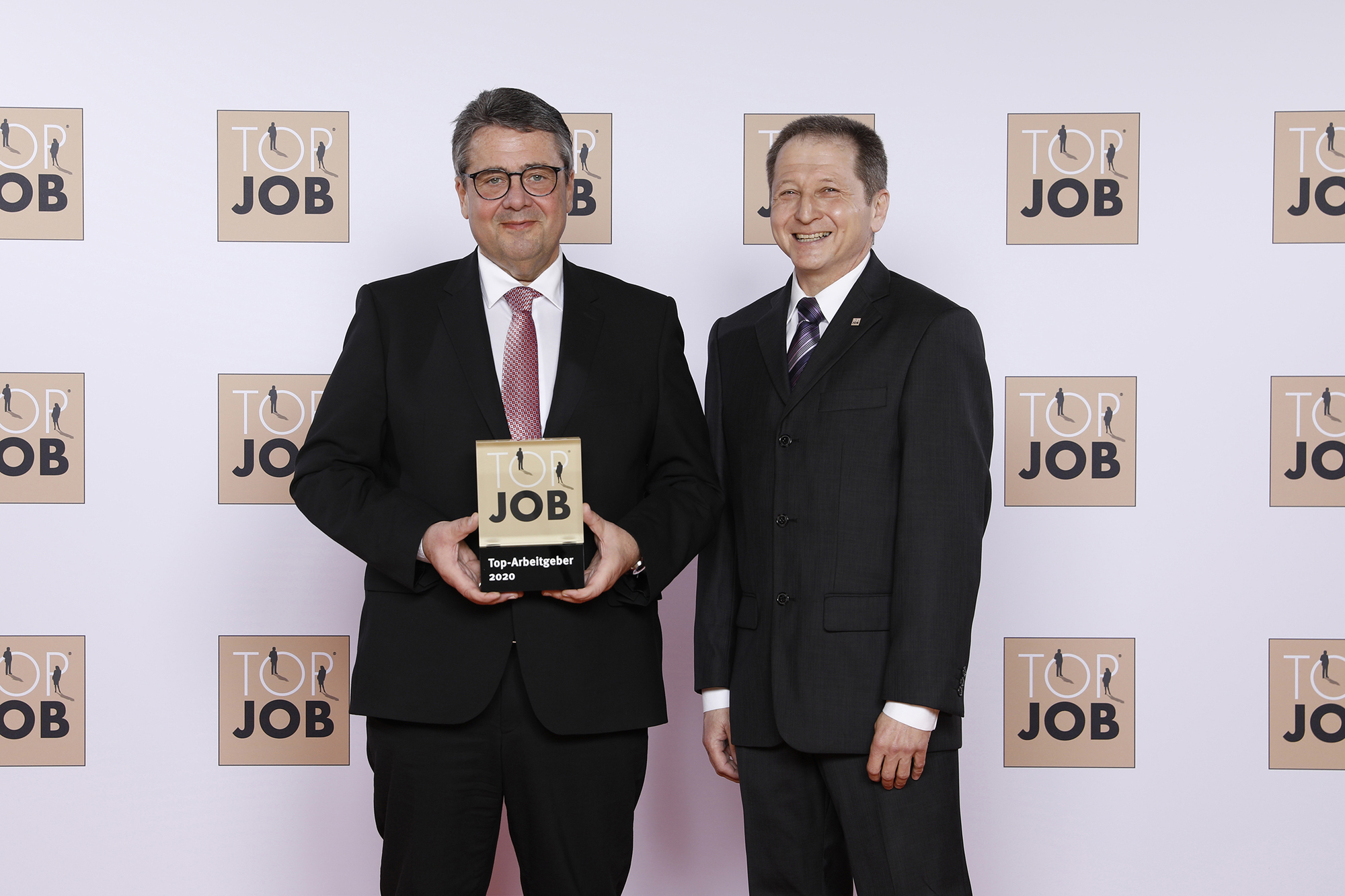 Sigmar Gabriel (Top Job-Schirmherr) und Reinhard Fendt (Betriebsleitung/Prokurist bei Schneider Kunststoftechnik) Foto: zeag GmbH