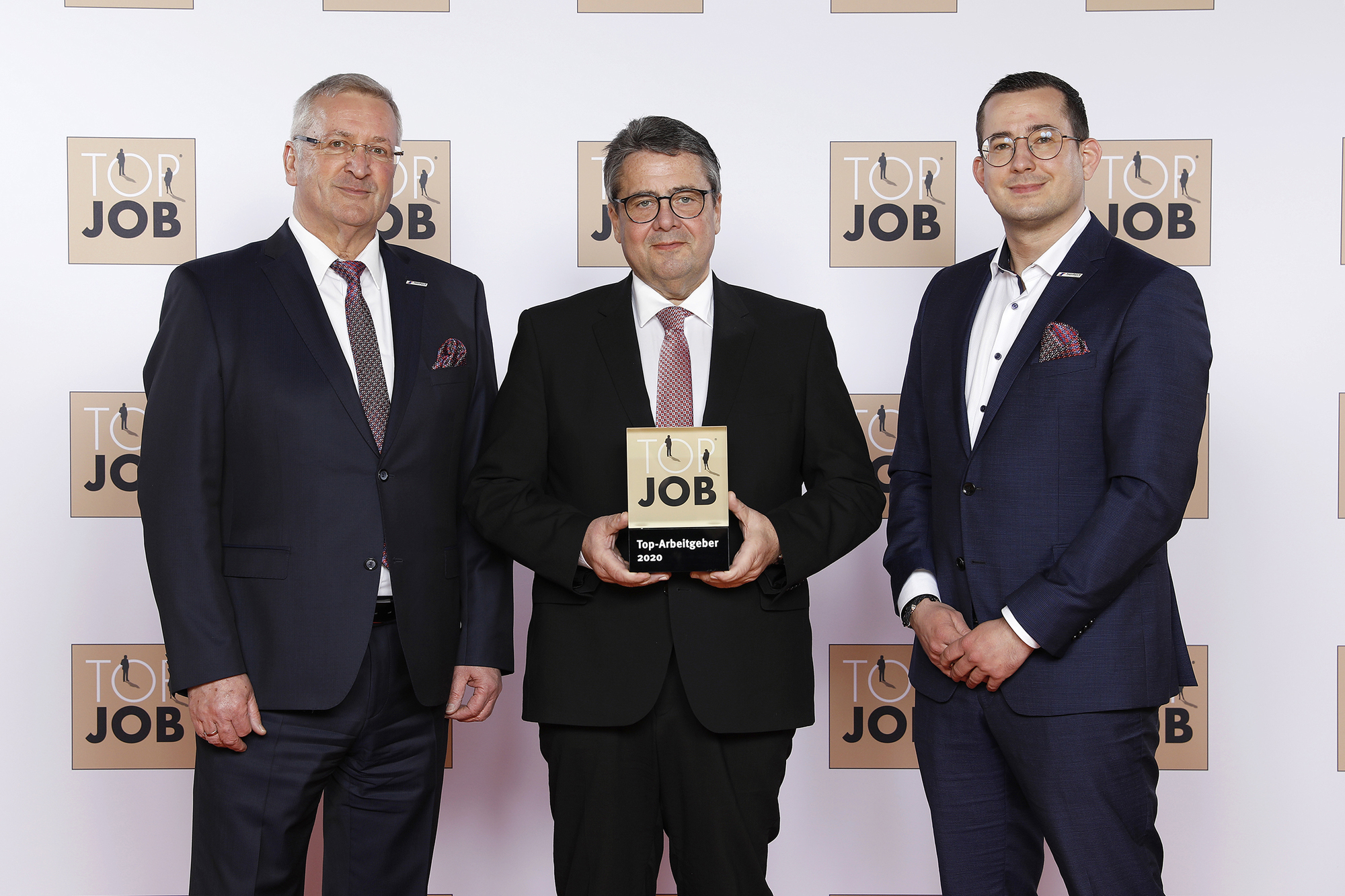 Dario Dante Oncsak (Geschäftsführer/CHRO Seifer Logistics Group), Sigmar Gabriel (Top Job-Schirmherr) und Axel Frey (Geschäftsführer Seifer Logistics Group) bei der Preisverleihung in Berlin. Foto: zeag GmbH