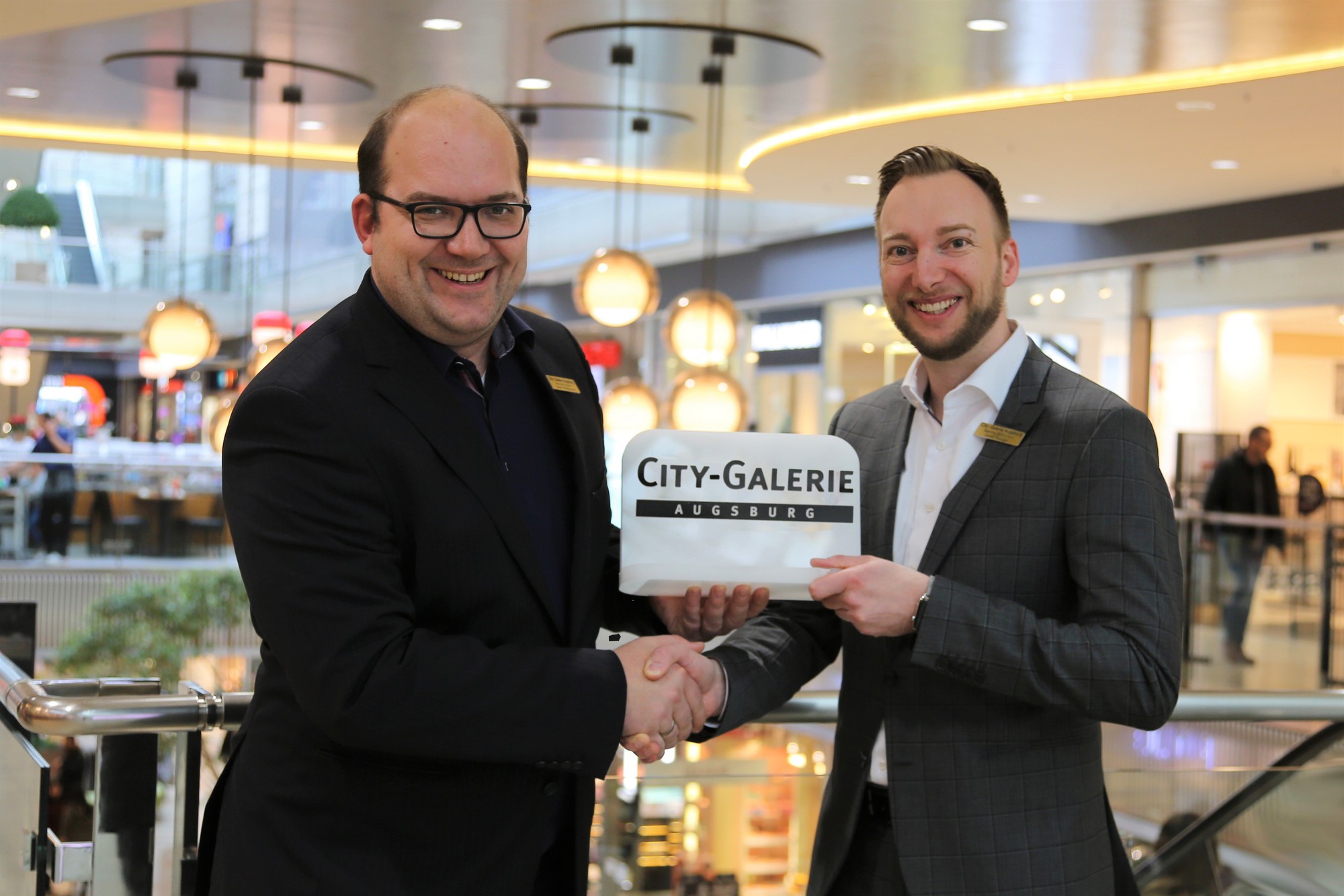 Axel Haug und Sascha Schönherr tauschen Arbeitsplätze. Foto: City-Galerie Augsburg