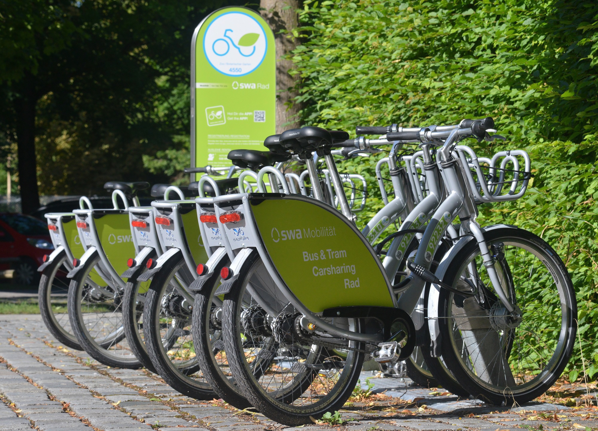 Wer in Augsburg von A nach B muss, kann jetzt bis voraussichtlich 19. April das swa Rad der Stadtwerke Augsburg 30 Minuten lang pro Fahrt kostenlos nutzen. Foto: Thomas Hosemann/swa