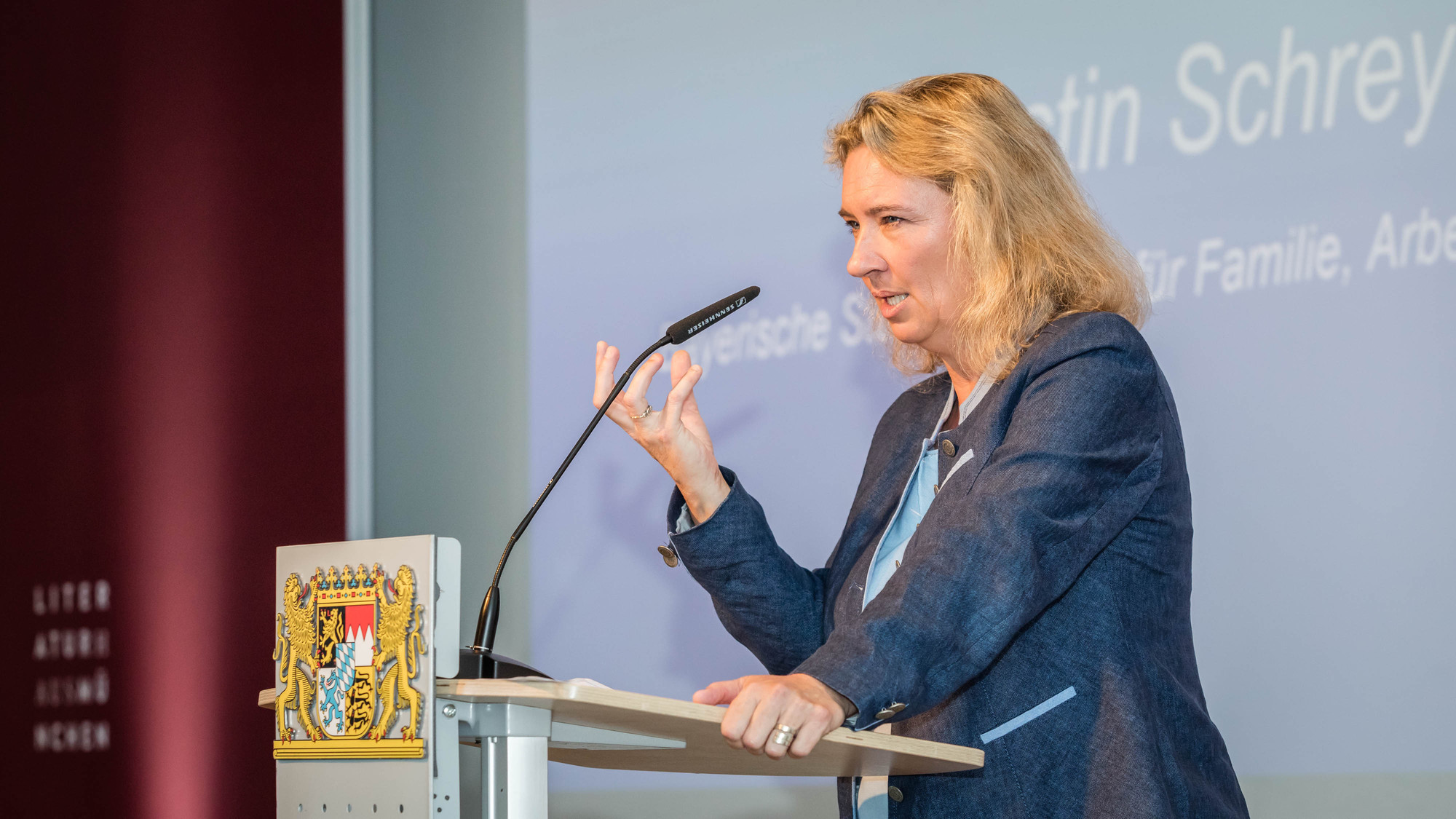 Symbolbild. Verkehrsministerin Schreyer schaltete eine neue Plattform zur Unterstützung der Verkehrsbranche in der Corona-Zeit frei. Foto: StMAS/ Alexander Göttert, PLAN-BILD