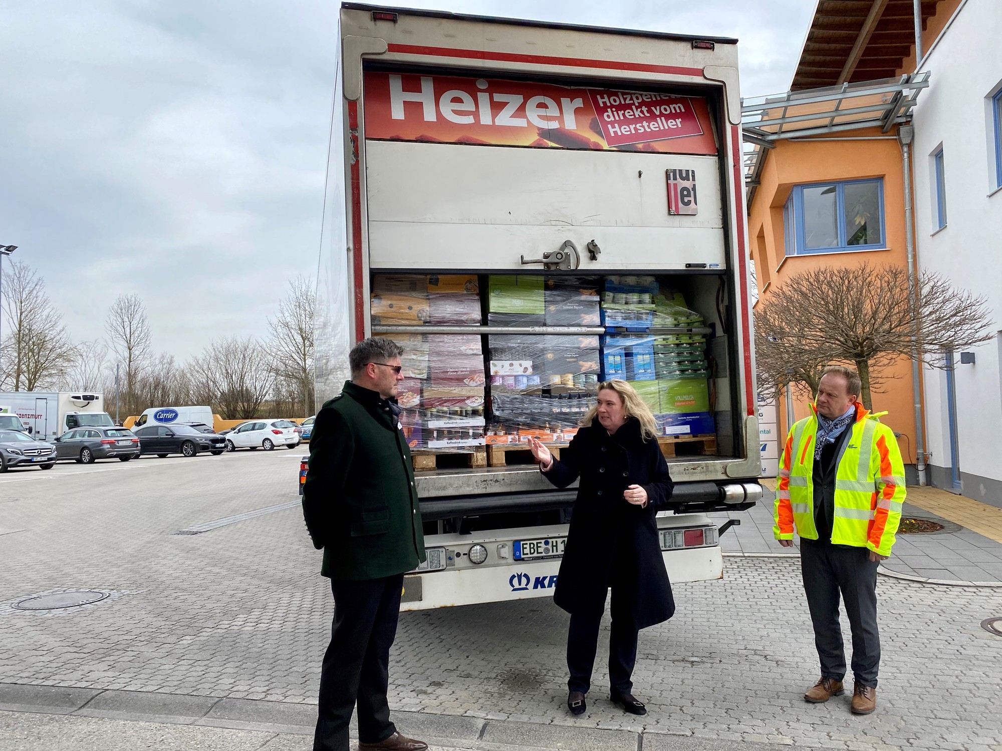 Von links: Transportunternehmer Hubert Hörndl, Bayerns Verkehrsministerin, Kerstin Schreyer, und der Ebersberger Landrat, Robert Niedergesäß. Foto: Bayerisches Staatsministerium