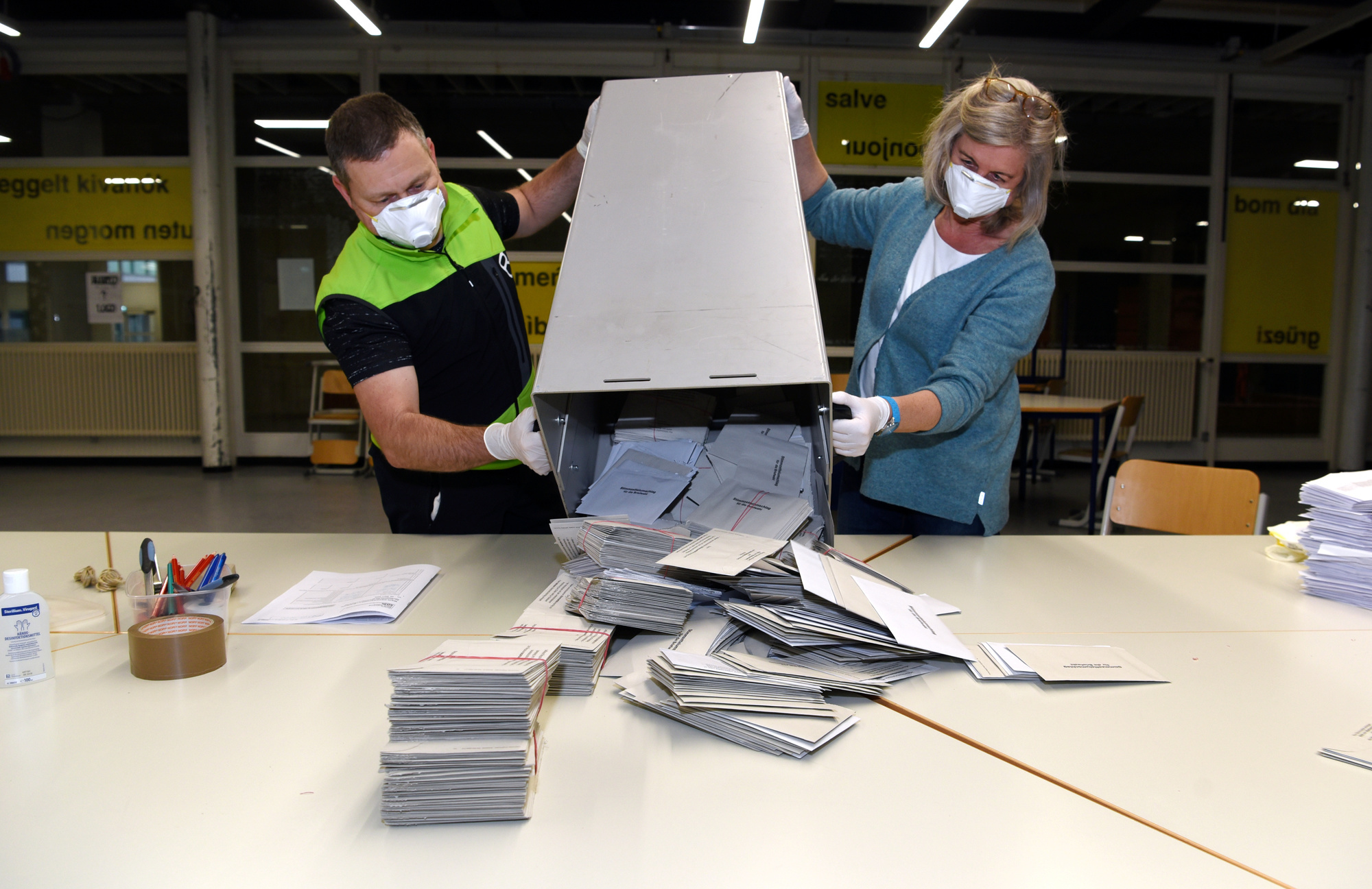 Unter perfekten Infektionsschutz-Bedingungen mit Mundschutz und Handschuhen zählten die  Wahlhelfer rund 103.000 Wahlbriefe zur Stichwahl aus. Foto: Ruth Pössel