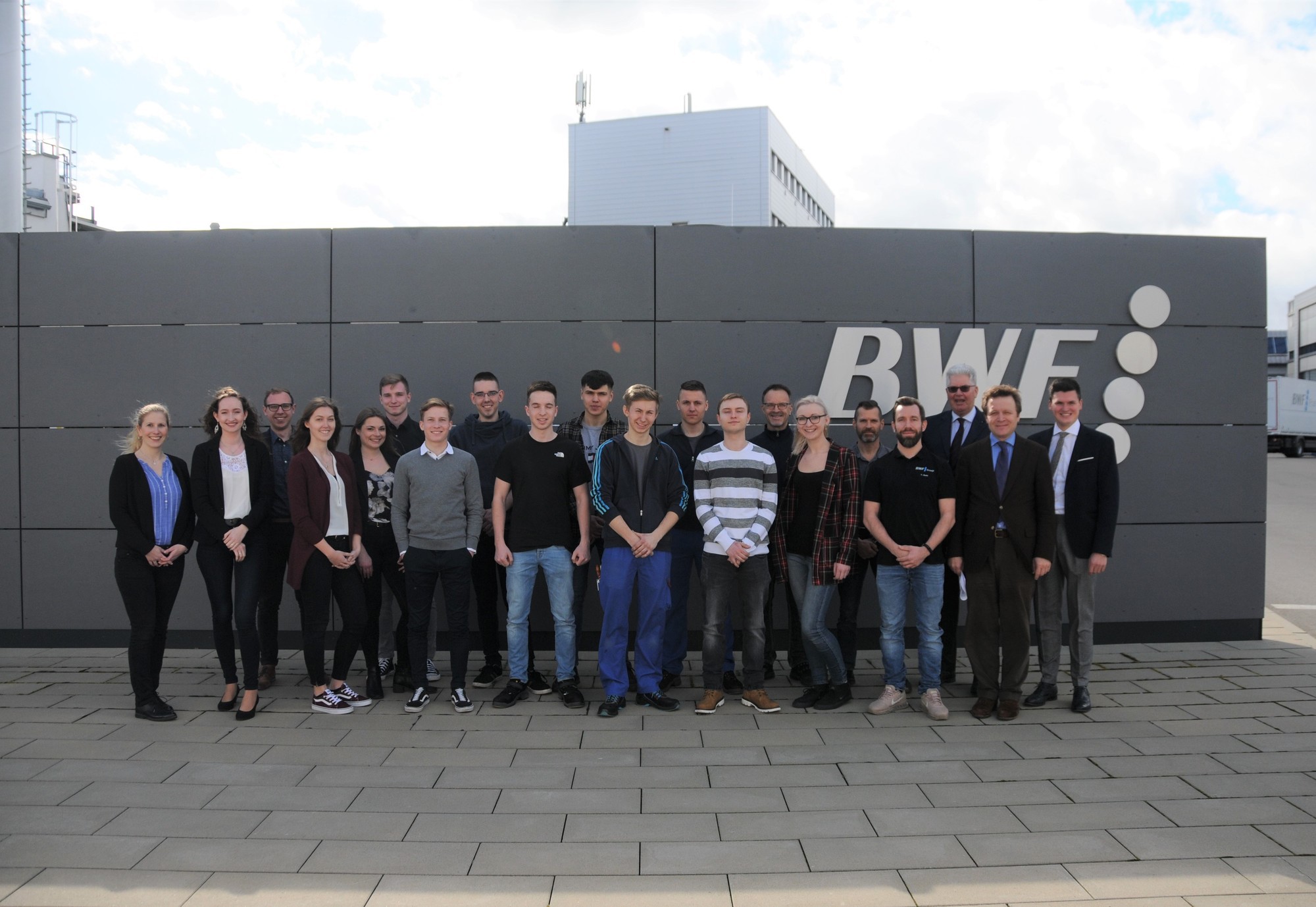 Die Absolventen der BWF Group um die geschäftsführenden Gesellschafter Stefan Offermann und Dr. Philipp von Waldenfels sowie Managing Director und Partner Maximilian Offermann. Foto: BWF Group
