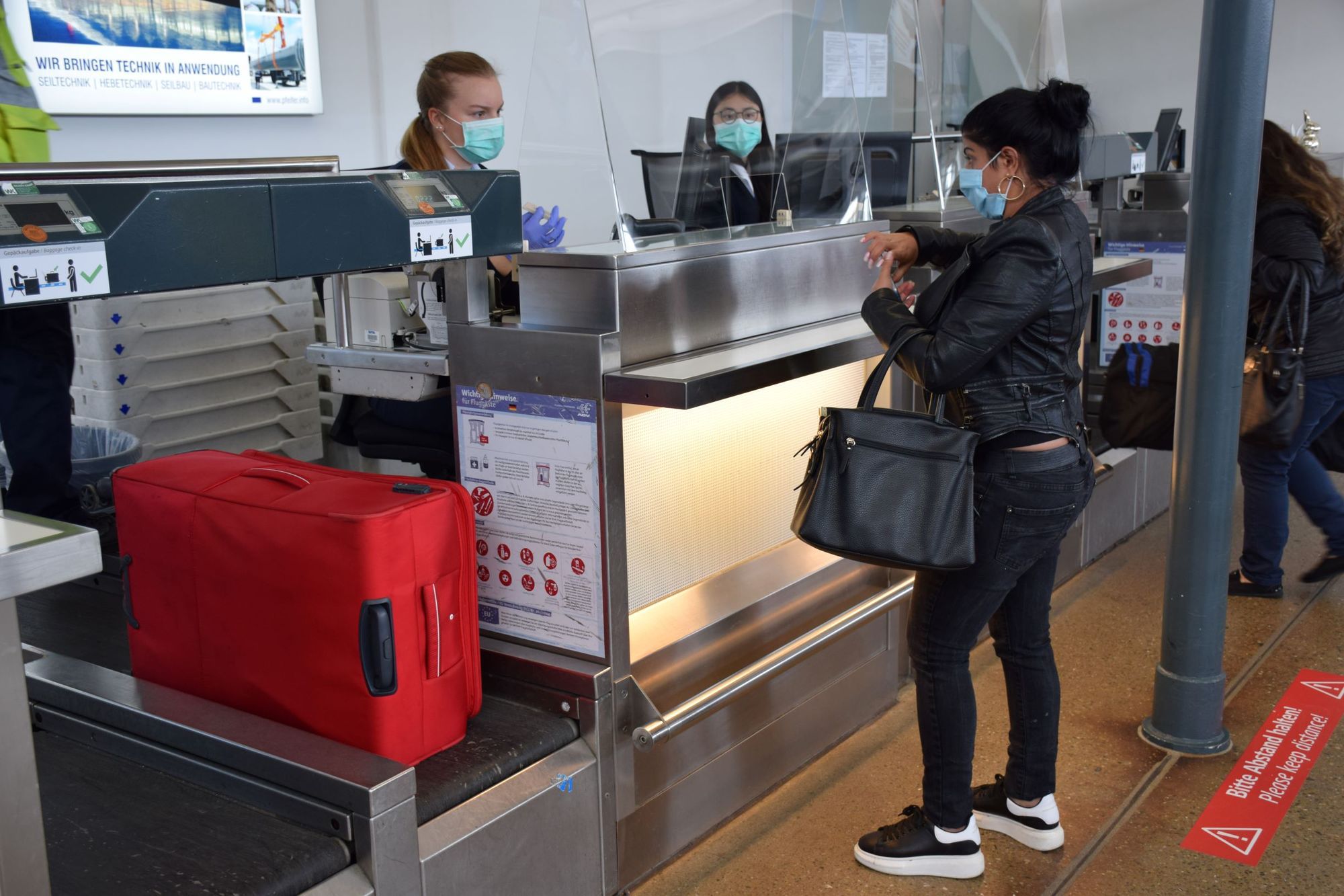 Passagiere und Flugbegleiter müssen nun an Bord und bereits beim Check-in strenge Hygiene-Maßnahmen beachten. Foto: Allgäu Airport.