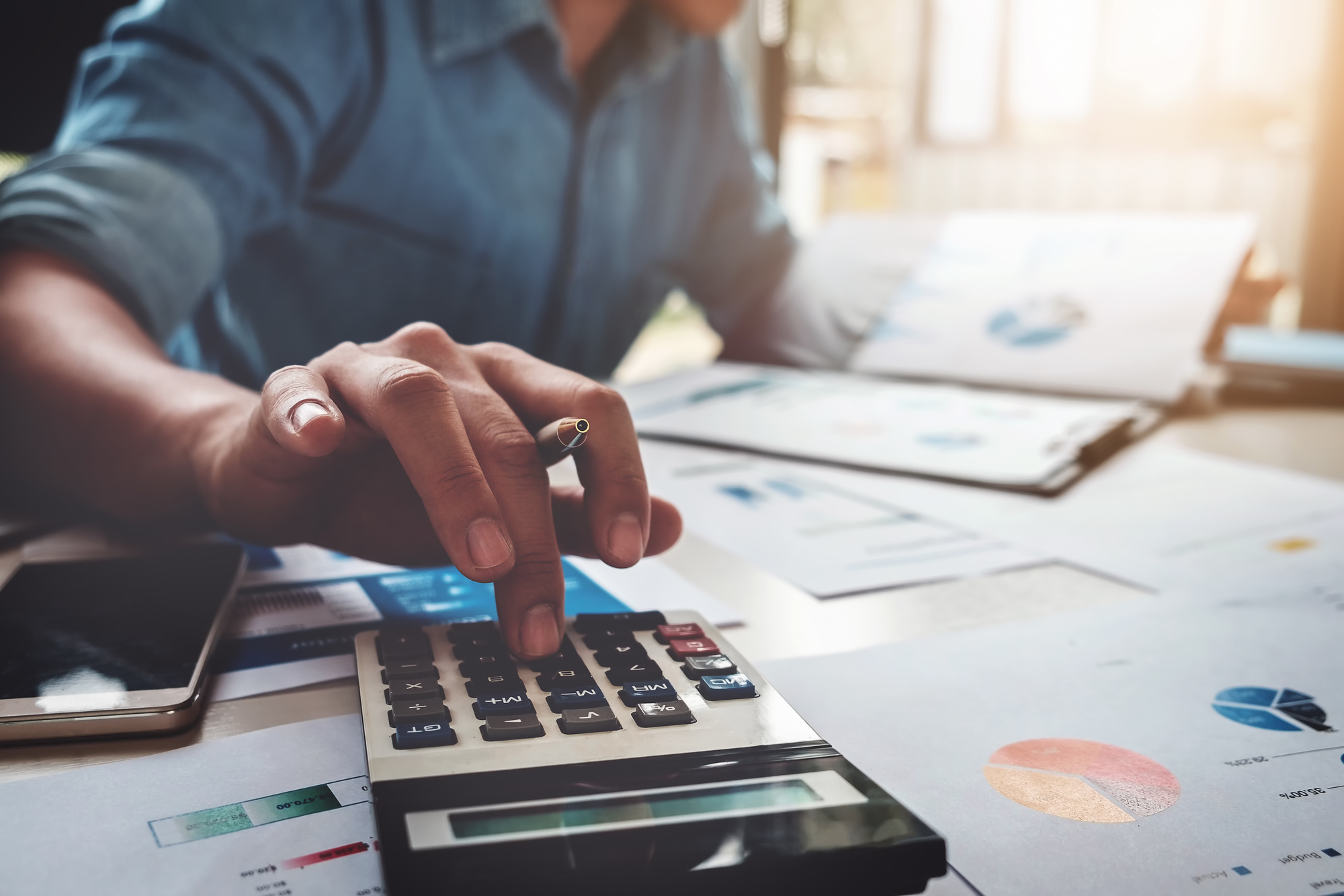 Nachrechnen lohnt sich: In den Costs to Serve, also den Ausgaben für Beschaffung, Auftragsabwicklung, Kundenservice, Vertragsmanagement und so weiter, steckt für Unternehmen ein hohes Einsparpotenzial. Foto: AdobeStock/Jirapong