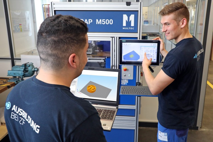 Technische Auszubildende von ZF beim Programmieren des 3-D-Druckers in der Ausbildungsabteilung. Foto: ZF