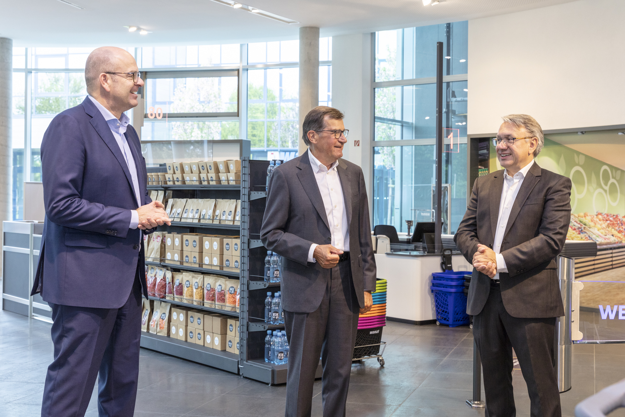 Dr. Georg Nüßlein im intensiven Austausch mit Gottfried Wanzl und Klaus Meier-Kortwig. Foto: Wanzl