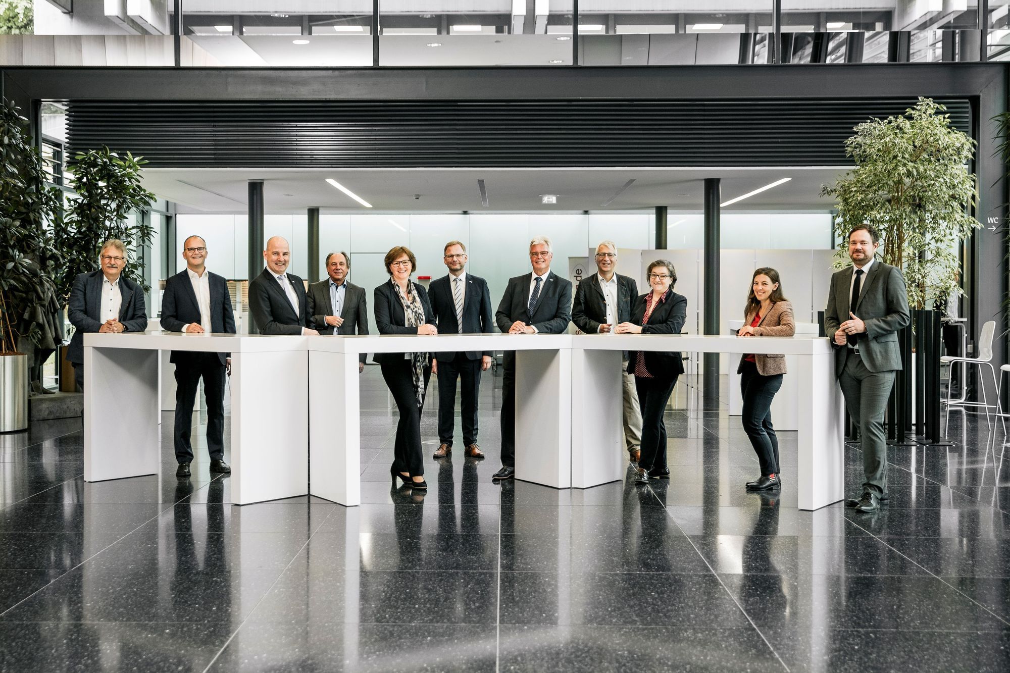 Die Spitzen der IHK Schwaben und der Arbeitsagenturen Augsburg, Donauwörth, Kempten und Memmingen vereinbarten eine enge Zusammenarbeit zur Bewältigung der Corona-Krise. Foto: Rico Grund/IHK Schwaben