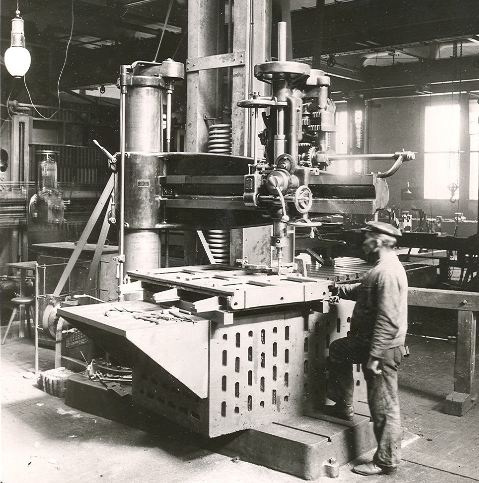 Arbeitsplatz Bohrmaschine in Augsburg 1900. Foto: Historisches Archiv der MAN Augsburg
