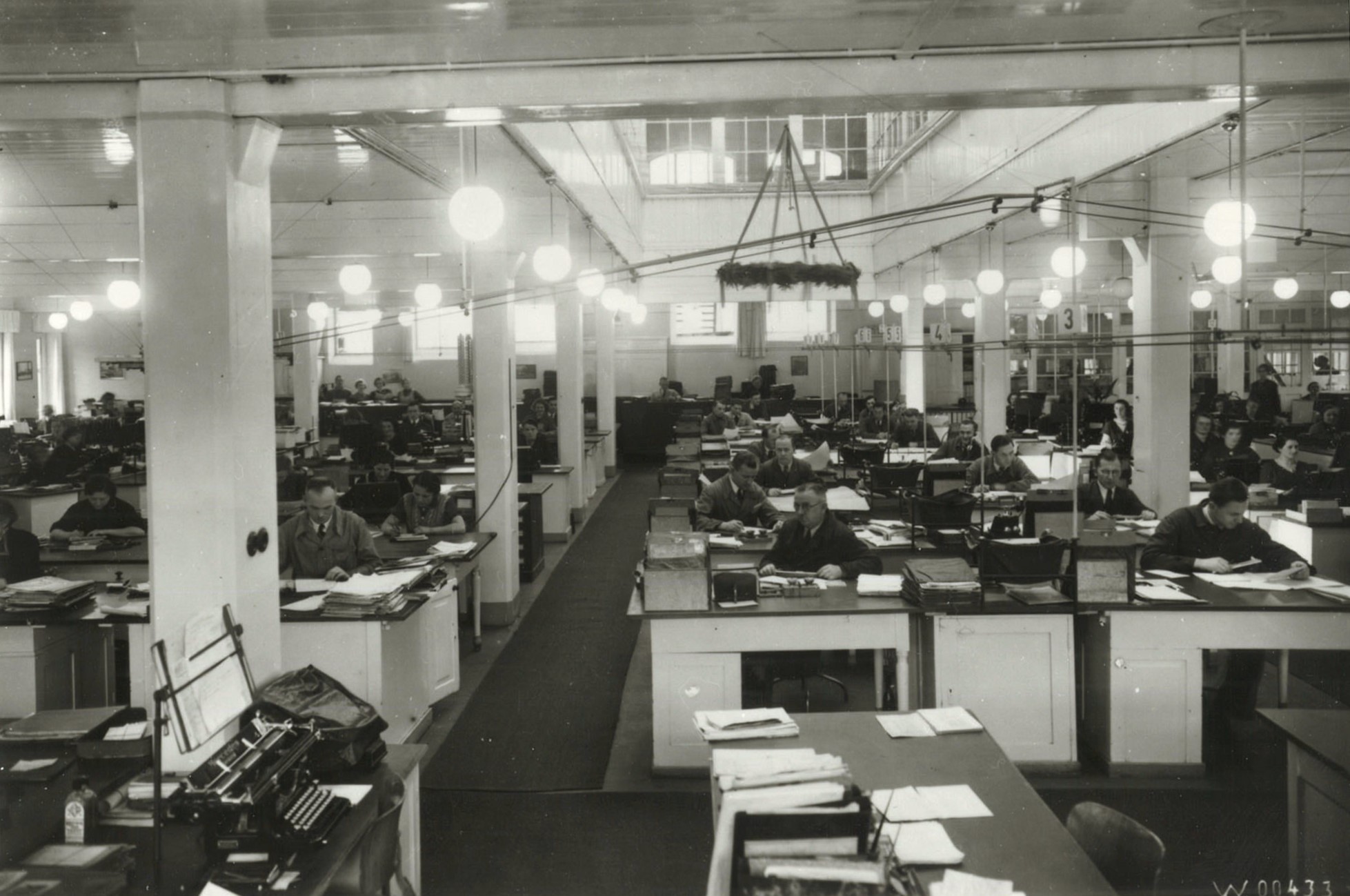 Die Büroräume der Arbeitsvorbereitung Abteilung F 1937. Foto: Historisches Archiv der MAN Augsburg