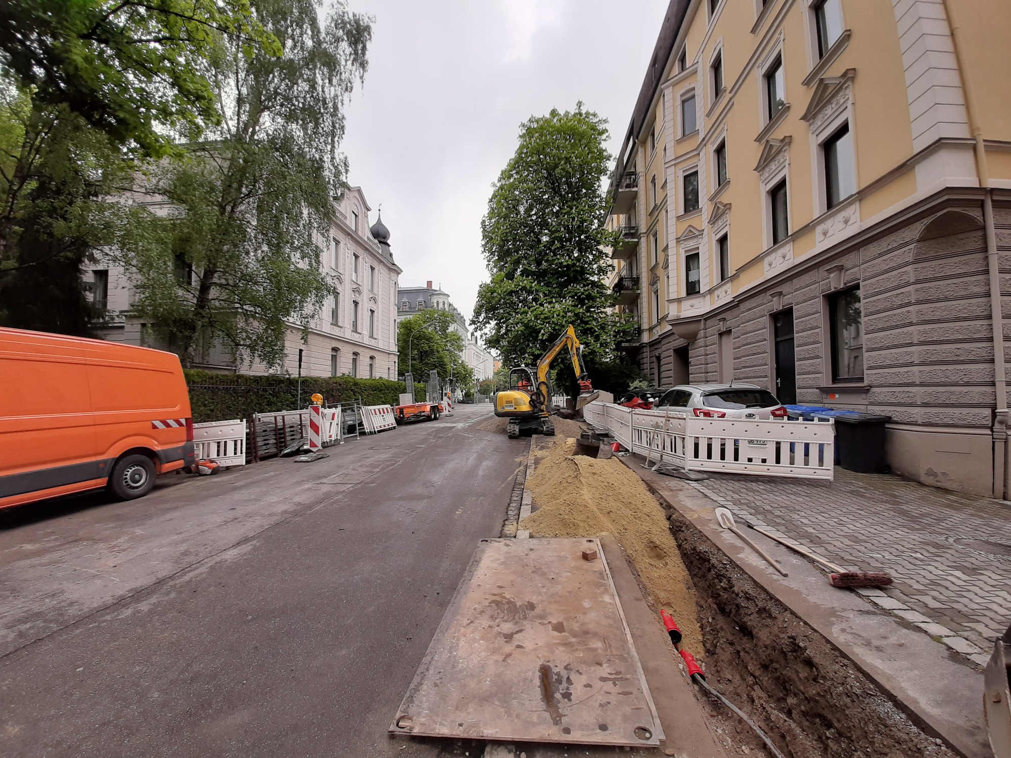 Startschuss für die zweite Glasfaseroffensive der Stadtwerke Augsburg (swa) und M-net im Bismarckviertel .Foto: swa / Marie-Therese Abler