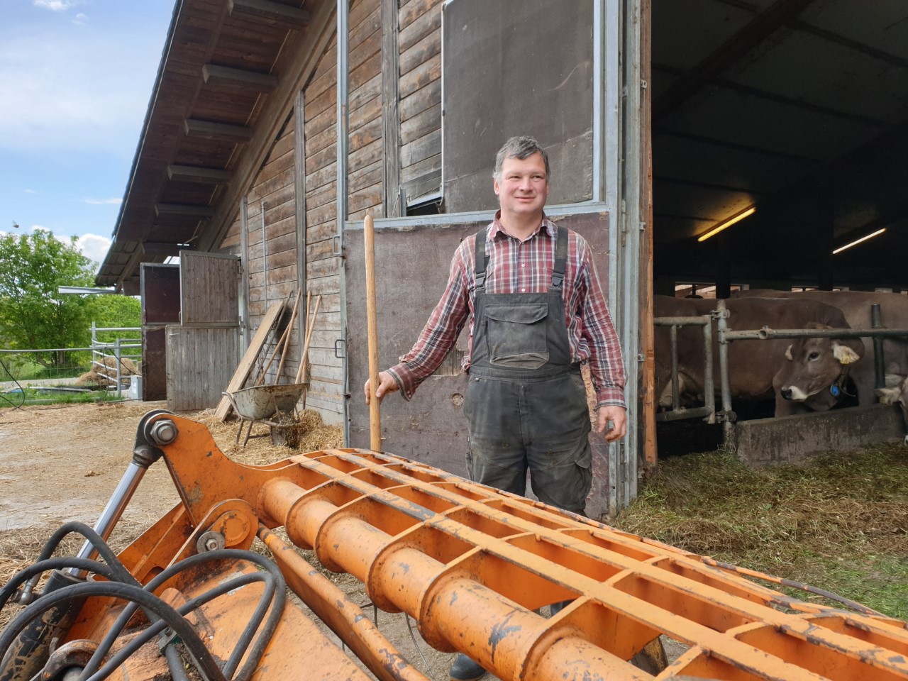 Georg Haug arbeitet vier Tage die Woche auf dem Biobauernhof Leonhart in Irsee. Er ist einer von zwölf Mitarbeitern mit Behinderung der Wertachtal-Werkstätten, die einen Außenarbeitsplatz haben. Foto: Wertachtal-Werkstätten/Johanna Zwick