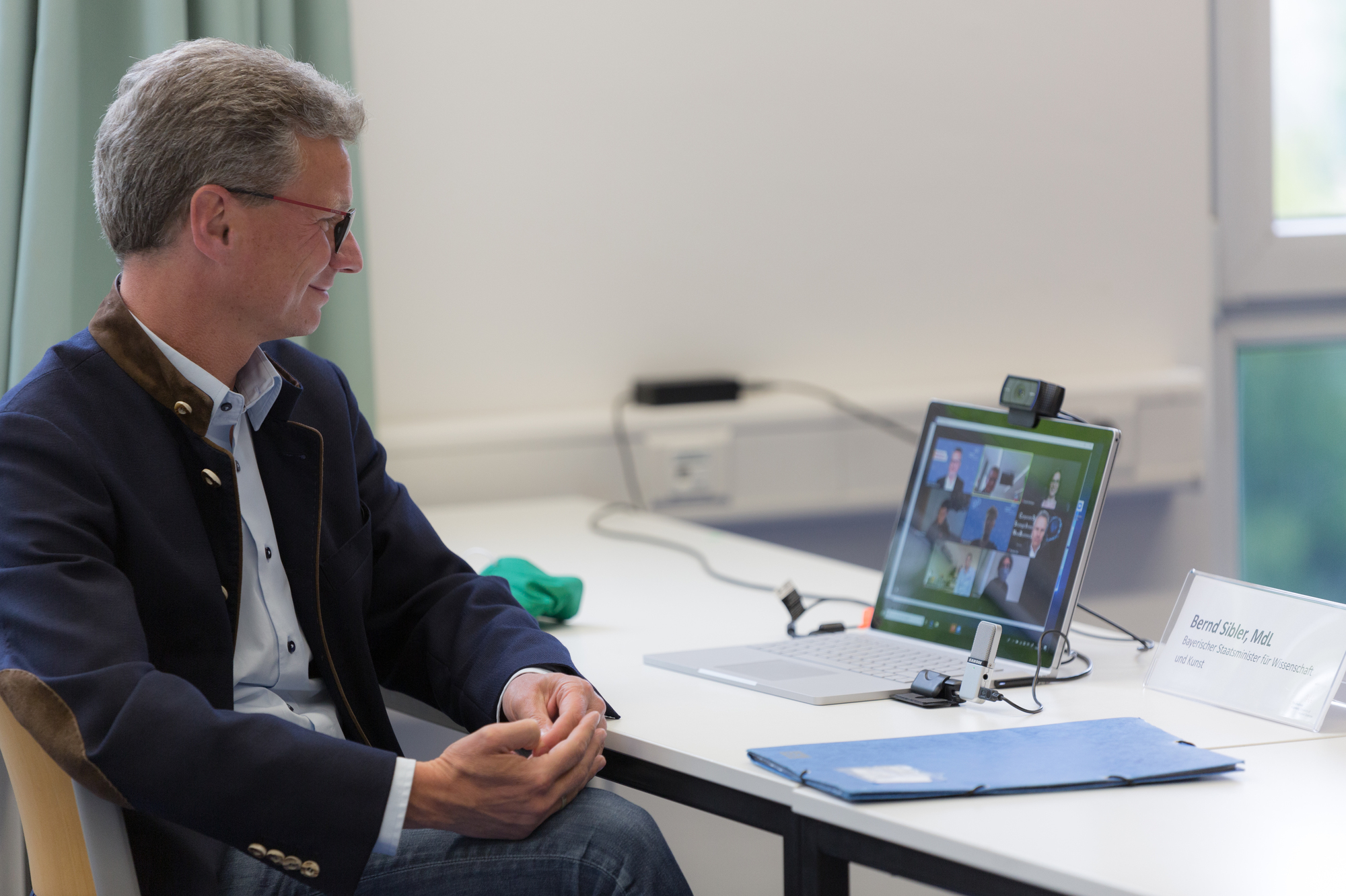 E-Lehre via Zoom: Staatsminister Sibler in einer Videokonferenz mit Lehrenden und Studierendenvertretern. Foto: Hochschule Augsburg