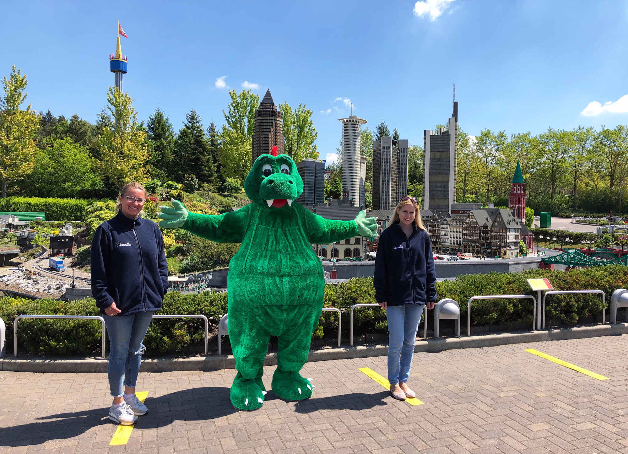 Familien werden im Legoland Deutschland gebeten, voneinander mindestens 1,5 Meter "Drachen-Abstand" zu halten. Foto: LEGOLAND Deutschland / Kathrin Öhlhorn