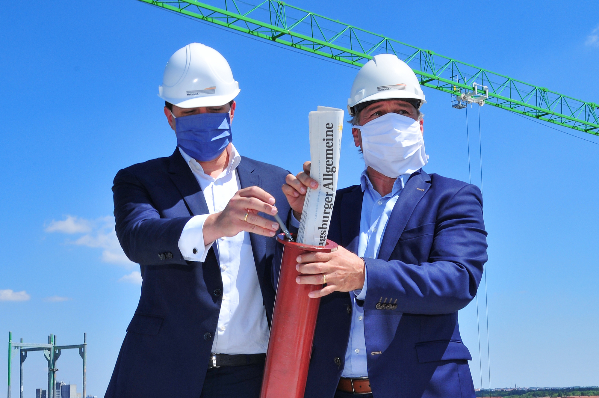 David Kink und Peter Weis befüllen die Zeitkapsel für das Weitblick 1.7. Foto: Reinhold Ratzer Fotografie