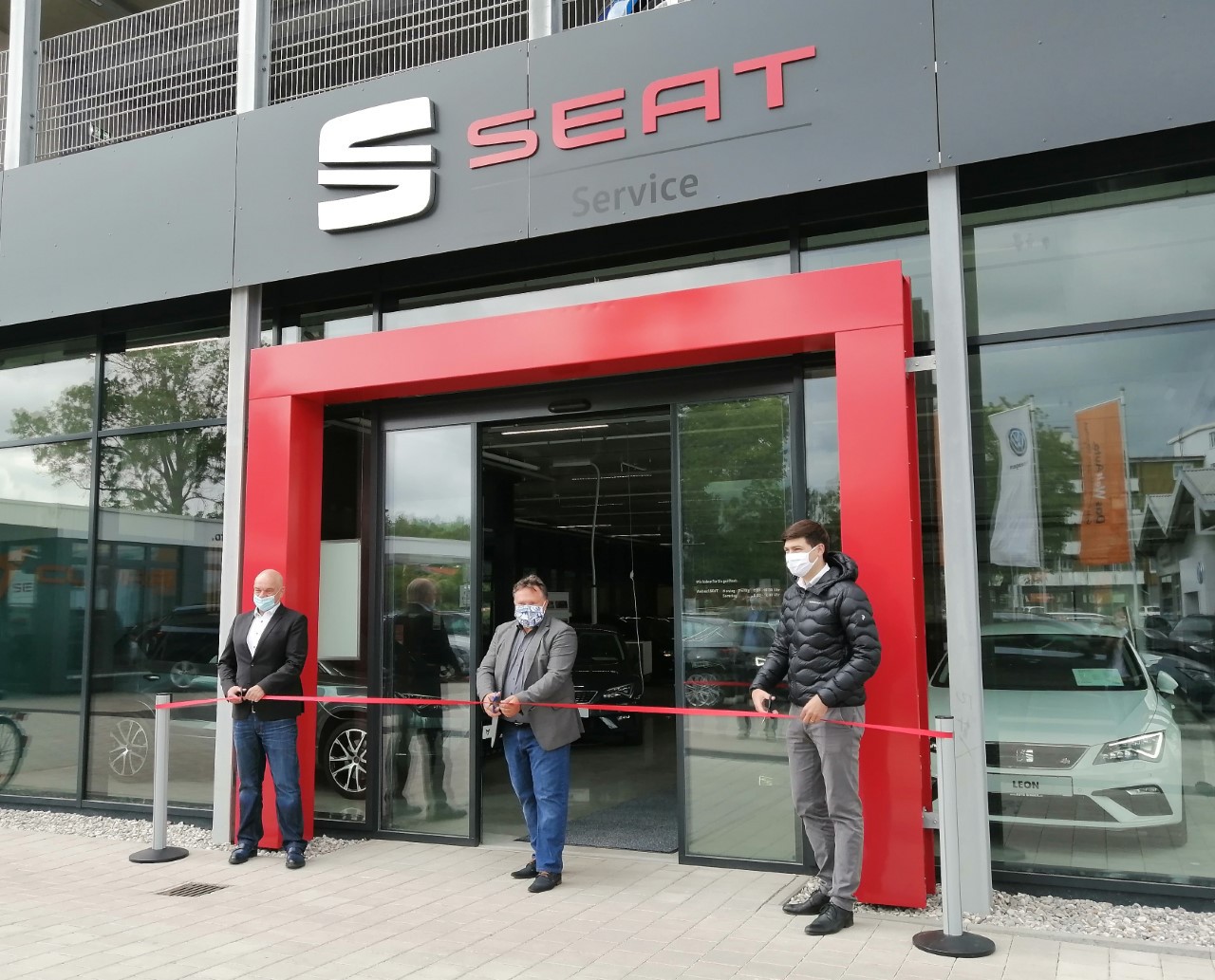 Ende Mai eröffnete der Kaufbeurer Oberbürgermeister Stefan Bosse mit den beiden Auto Singer Geschäftsführern Carl Singer Senior und Carl Singer Junior offiziell den neuen SEAT Ausstellungsraum. Foto: Auto Singer