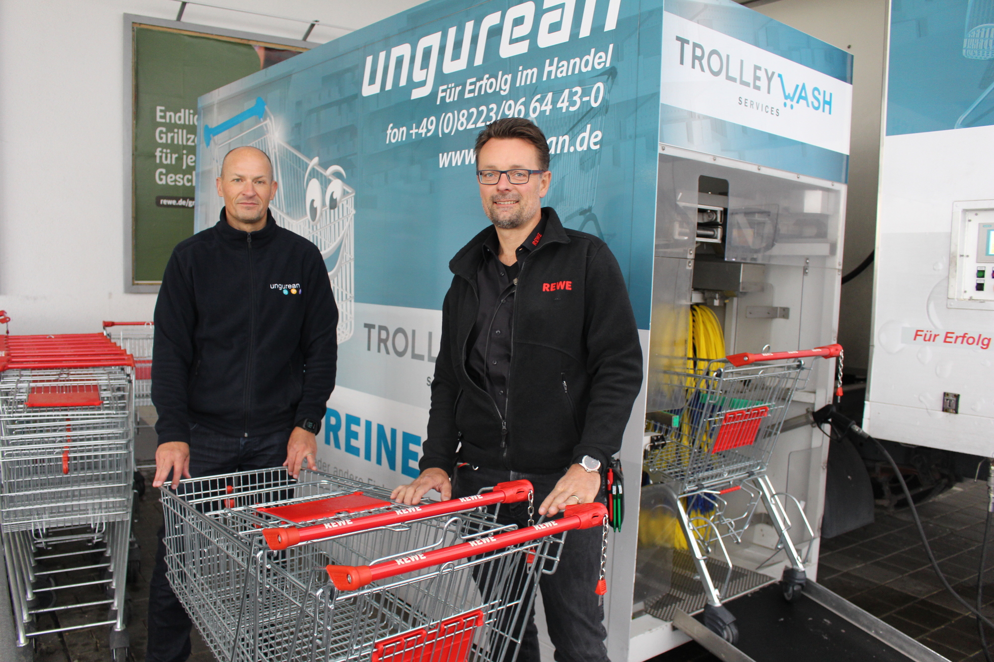 REWE-Inhaber Carsten Reincke (rechts) nutzt die mobile Waschstraße von Tobias Keck (links), Geschäftsführer der Firma Ungurean. Foto: Lisa Zöls/B4B WIRTSCHAFTSLEBEN SCHWABEN