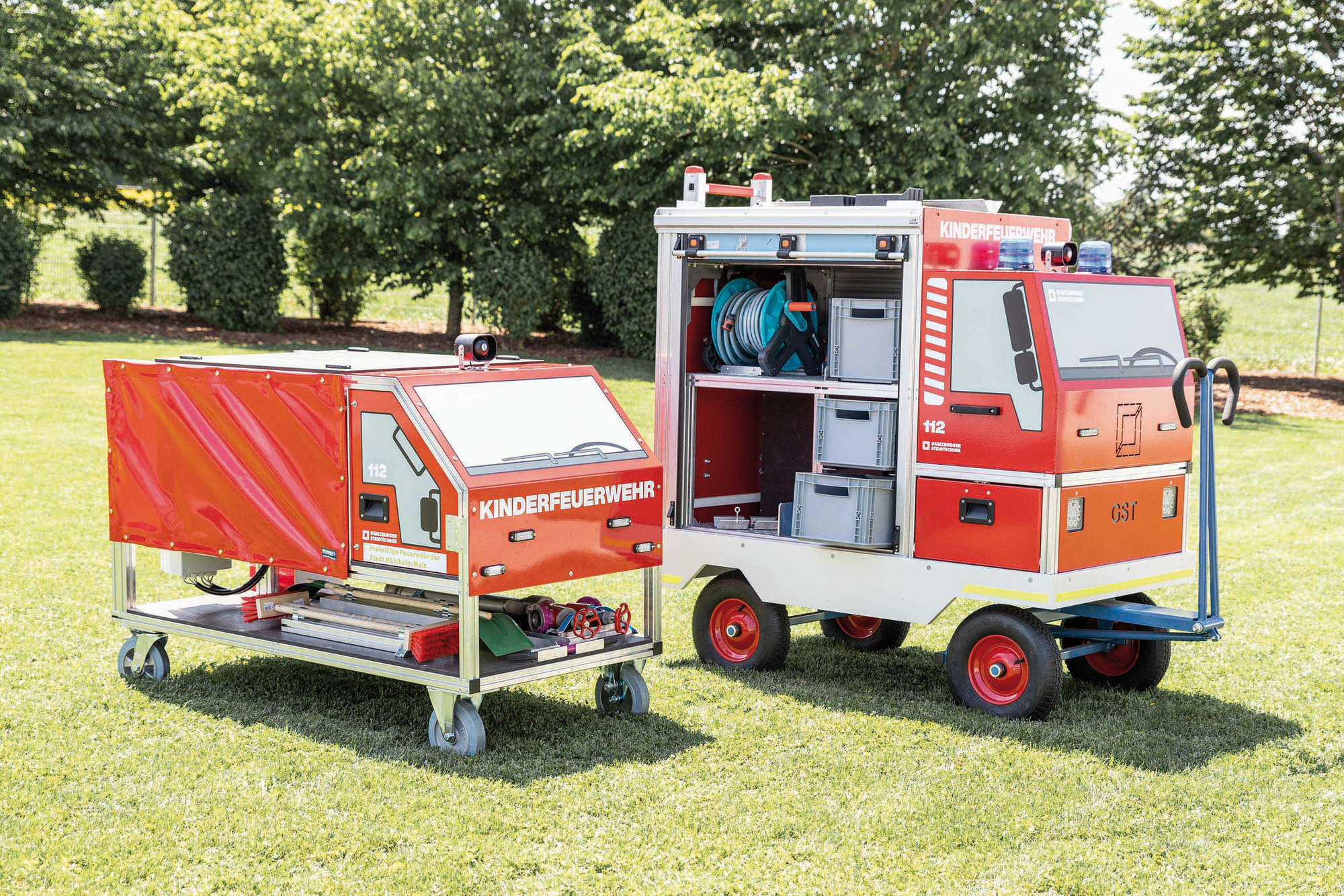 Die Günzburger Steigtechnik hat Rollcontainer eigens für Kinderfeuerwehren entwickelt, mit welchen die Einsatzkräfte von Morgen üben können. Foto: Günzburger Steigtechnik GmbH