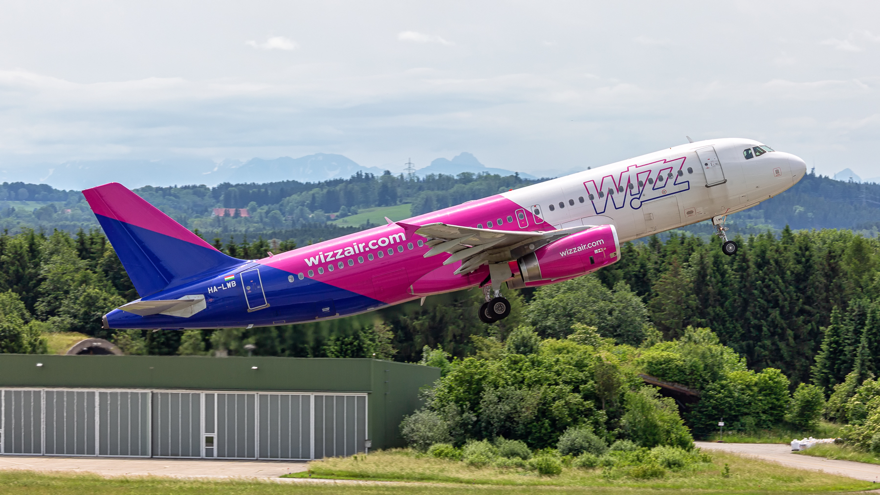 Symbolbild. Wizz Air startet ab Herbst am Allgäu Airport zu sechs Zielen in Rumänien. Neu ist die Strecke von Memmingen nach Bacău. Bild: Maximilian Mair