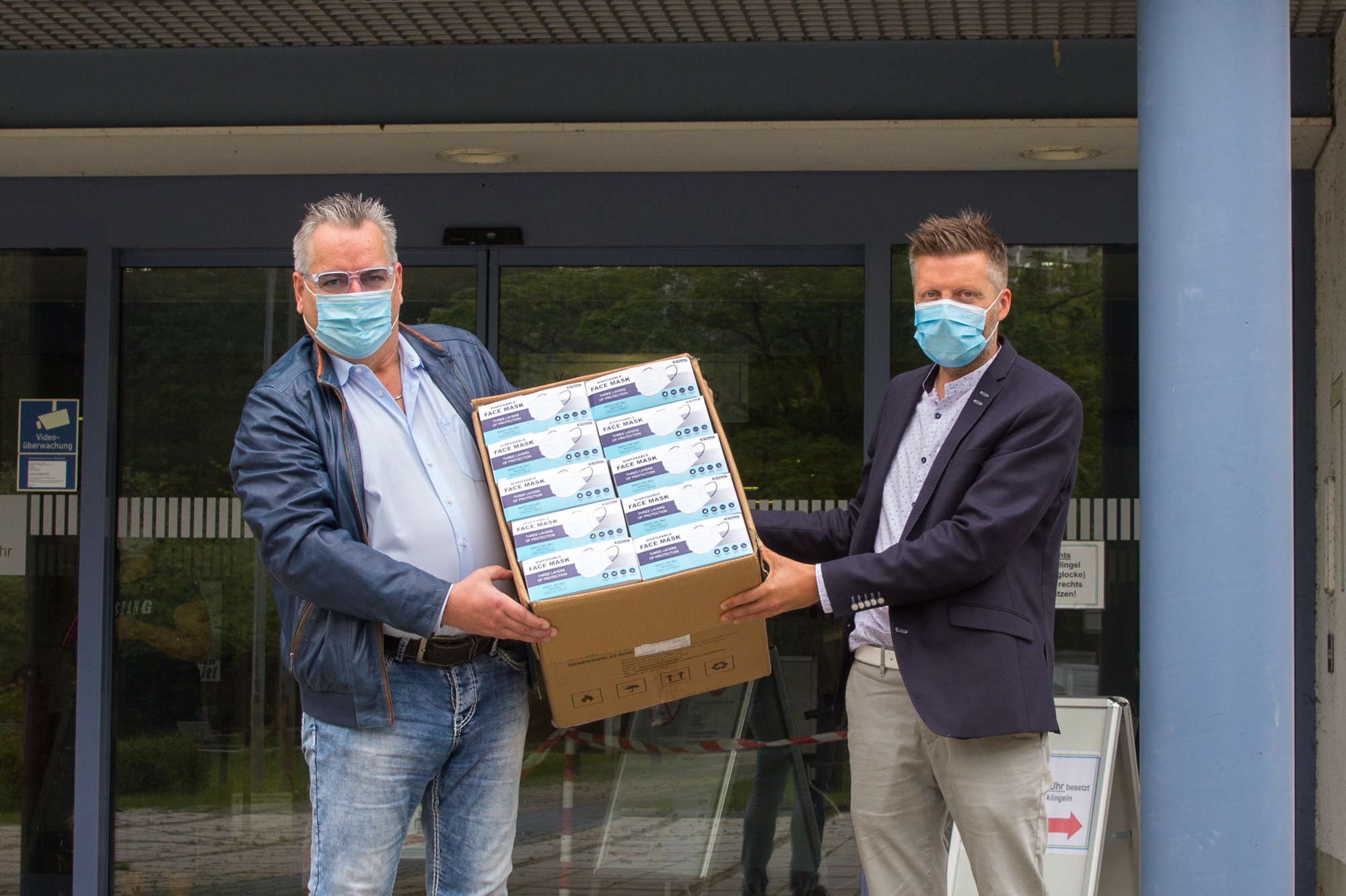 Roland Stark, gebürtiger Bobinger und Inhaber der Wehringer Firma Winsport hat den Wertachkliniken insgesamt 65.000 preisgünstige MNS-Masken überlassen. Den ersten Karton hat er Klinikvorstand Martin Gösele persönlich übergeben. Foto: Doris Wiedemann