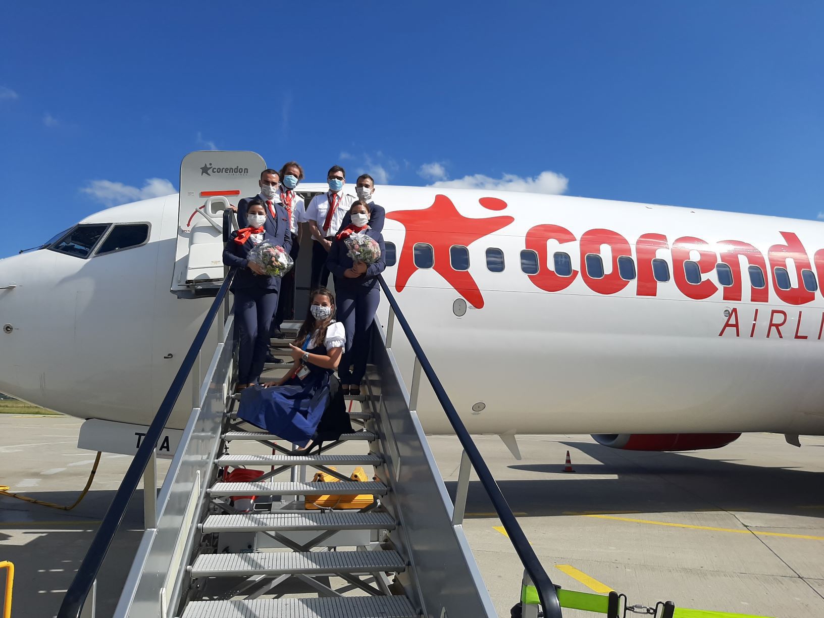 Ab Memmingen jetzt nonstop nach Rhodos und Kreta – und auch bald wieder nach Antalya. Die Fluggesellschaft Corendon hat ihr Angebot erweitert. Das Bild zeigt die Crew des Erstfluges nach Rhodos. Foto: Flughafen Memmingen