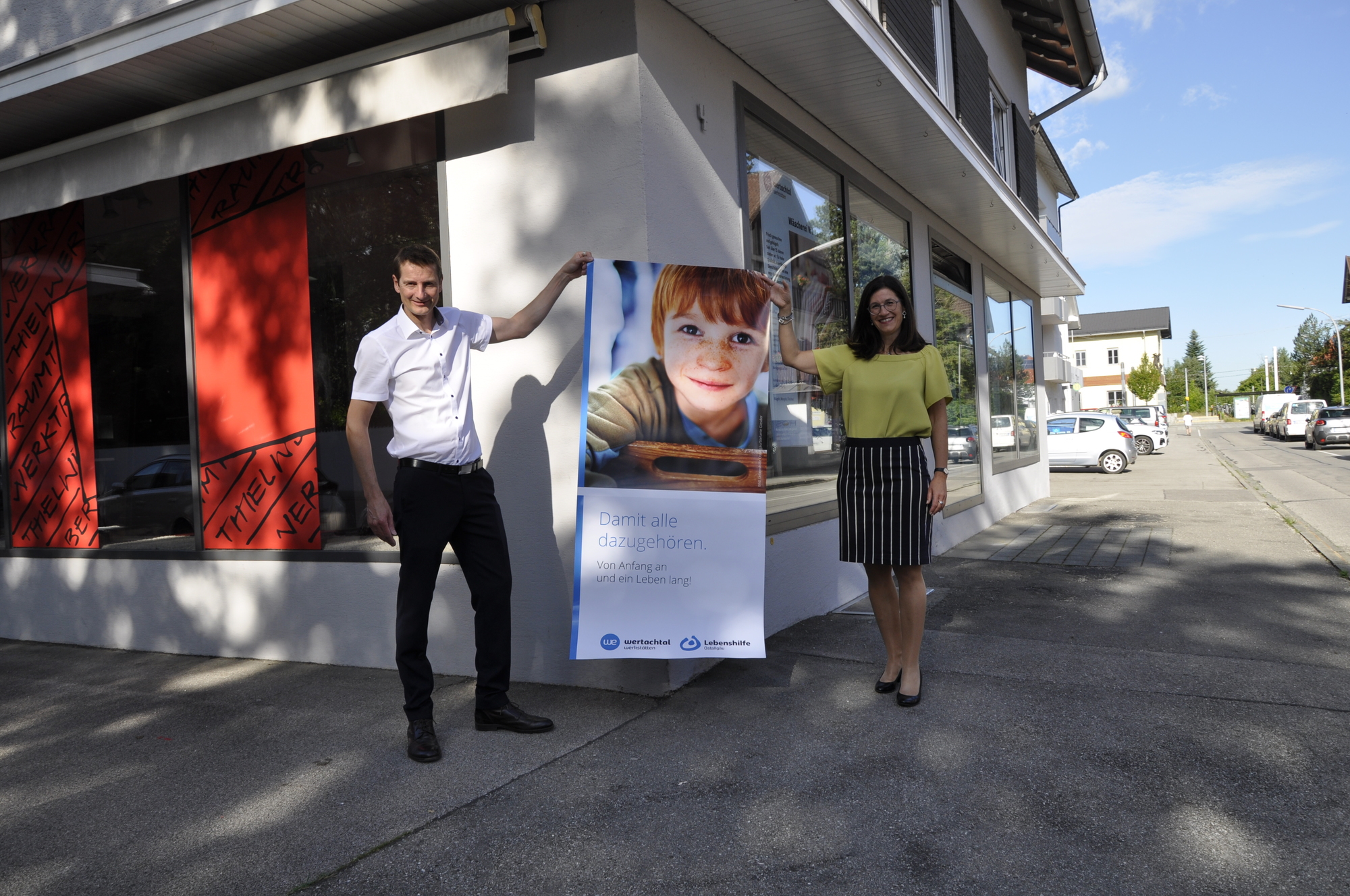 „Eine tolle Bereicherung für unsere Stadt“, freut sich Martina Karle über den Umzug der Wäscherei-Wertachtal in ihr ehemaliges Bettengeschäft in der Poststraße. Gemeinsam mit Robert Dörffel, Einrichtungsleiter der Wertachtal-Werkstätten Marktoberdorf, wurde mit der Gestaltung der Schaufenster der sichtbare Start in die Umbaumaßnahmen eingeleitet. Foto: Lebenshilfe Ostallgäu